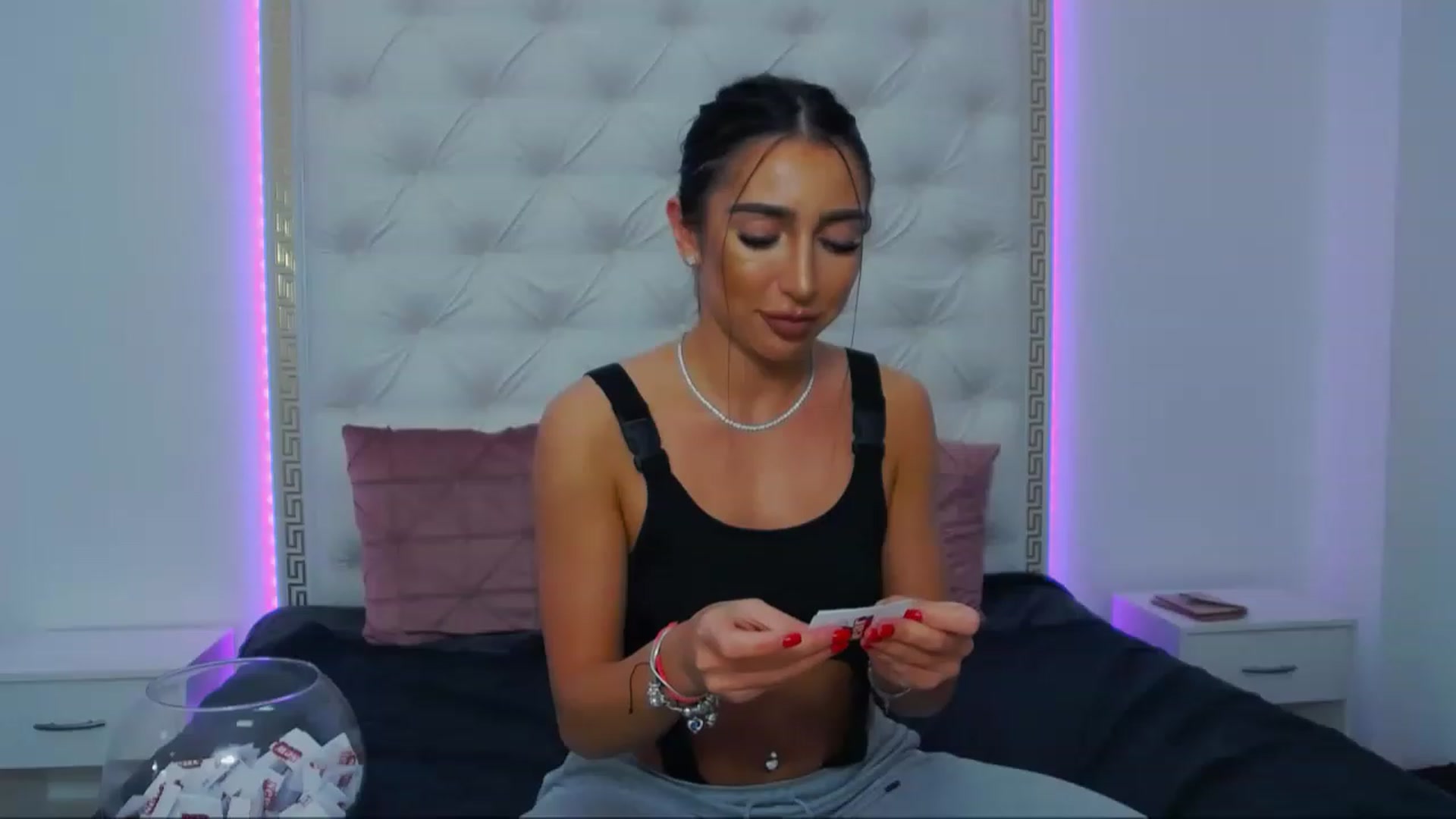 Gallery image thumbnail from KaraKhalifa's myfreecams stream on, 12/27/2022, 19:08 image 11 of 20