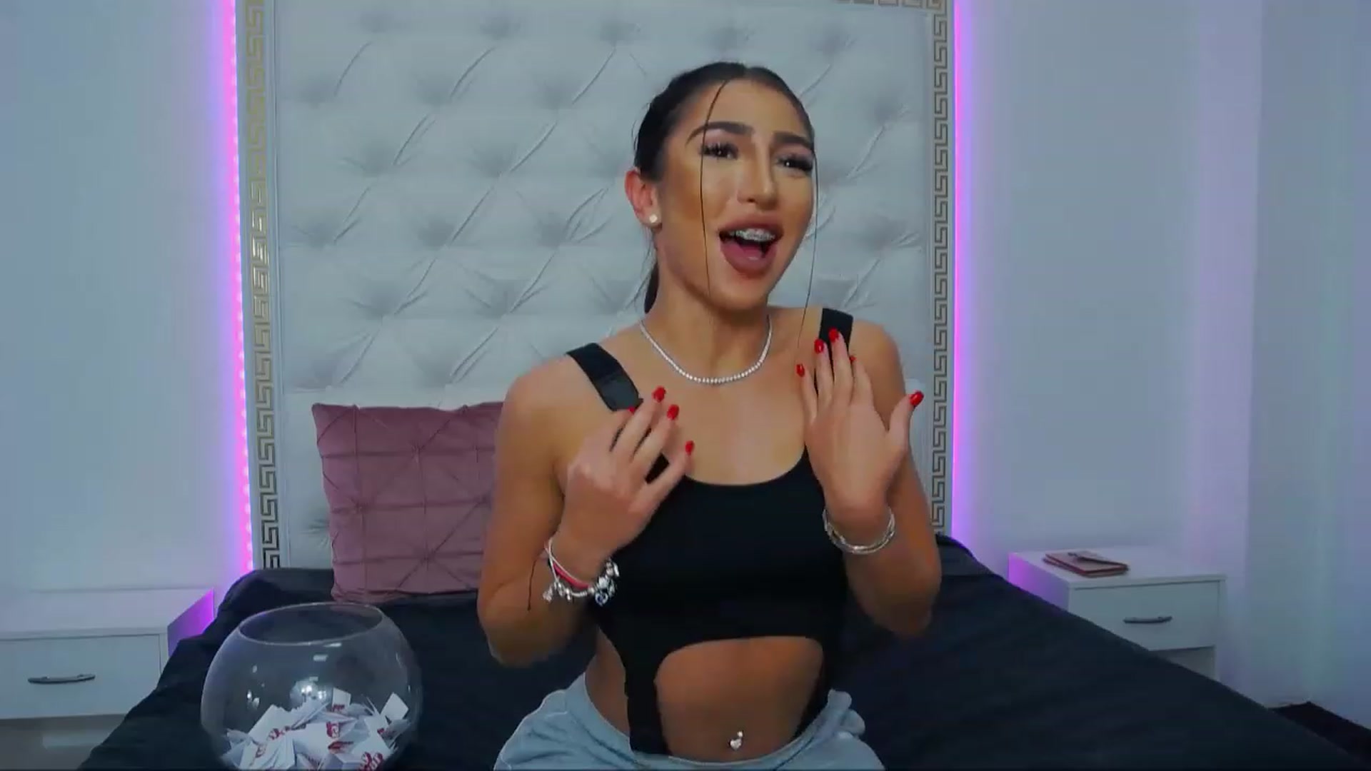 Gallery image thumbnail from KaraKhalifa's myfreecams stream on, 12/27/2022, 19:08 image 4 of 20