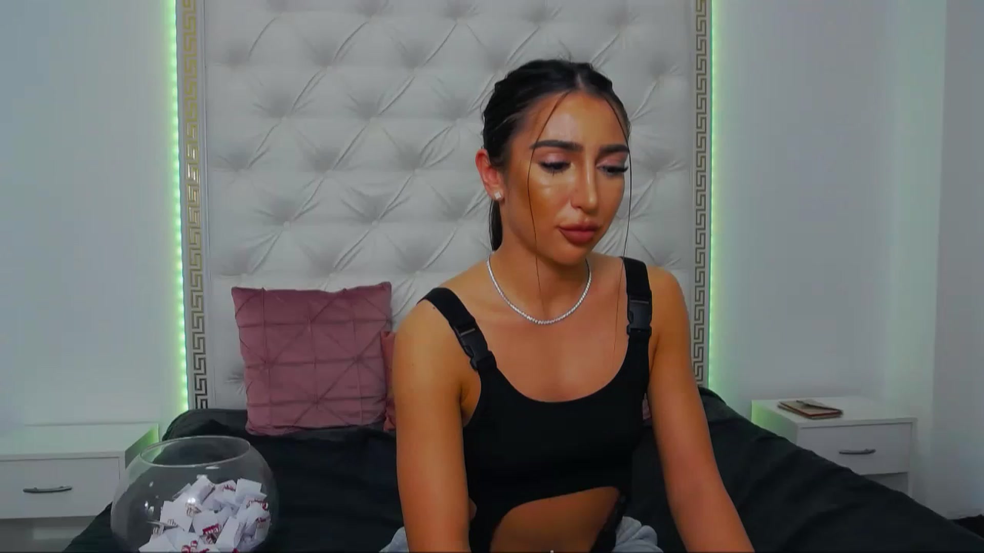Gallery image thumbnail from KaraKhalifa's myfreecams stream on, 12/27/2022, 19:08 image 15 of 20