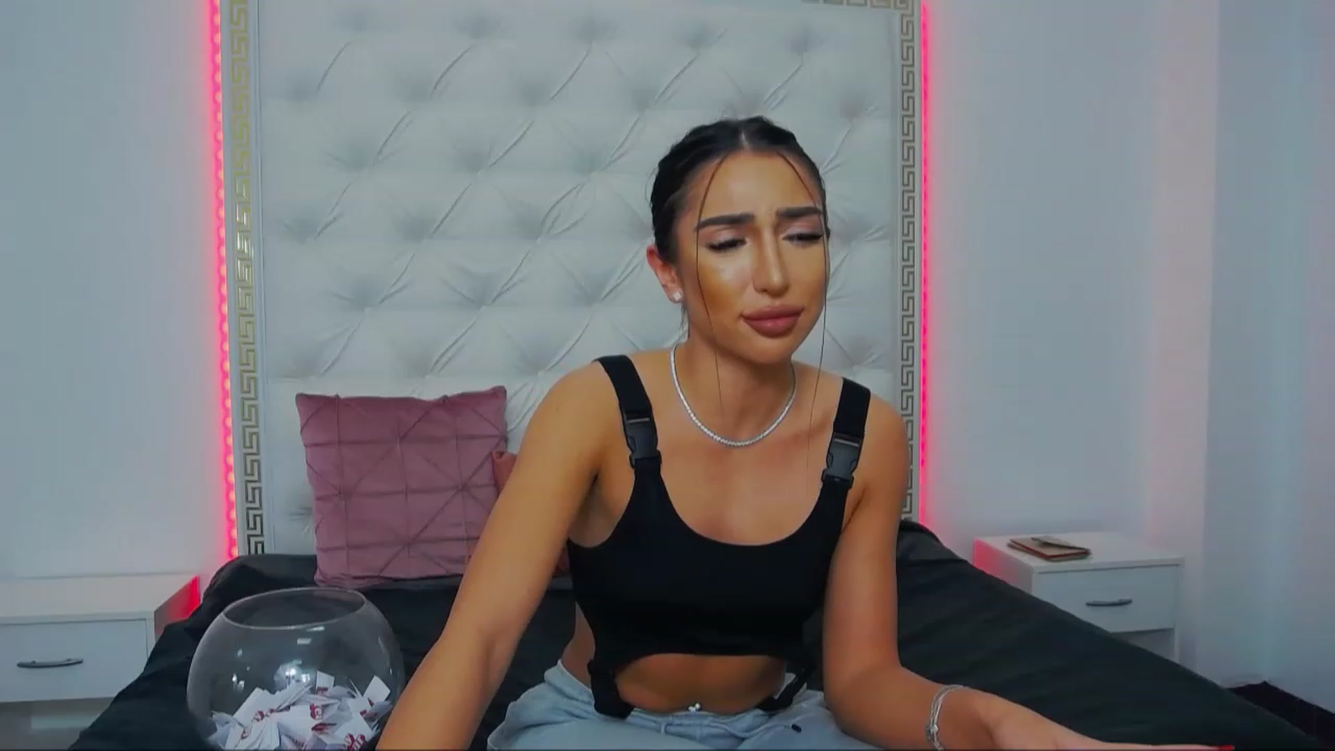 Gallery image thumbnail from KaraKhalifa's myfreecams stream on, 12/27/2022, 19:08 image 1 of 20