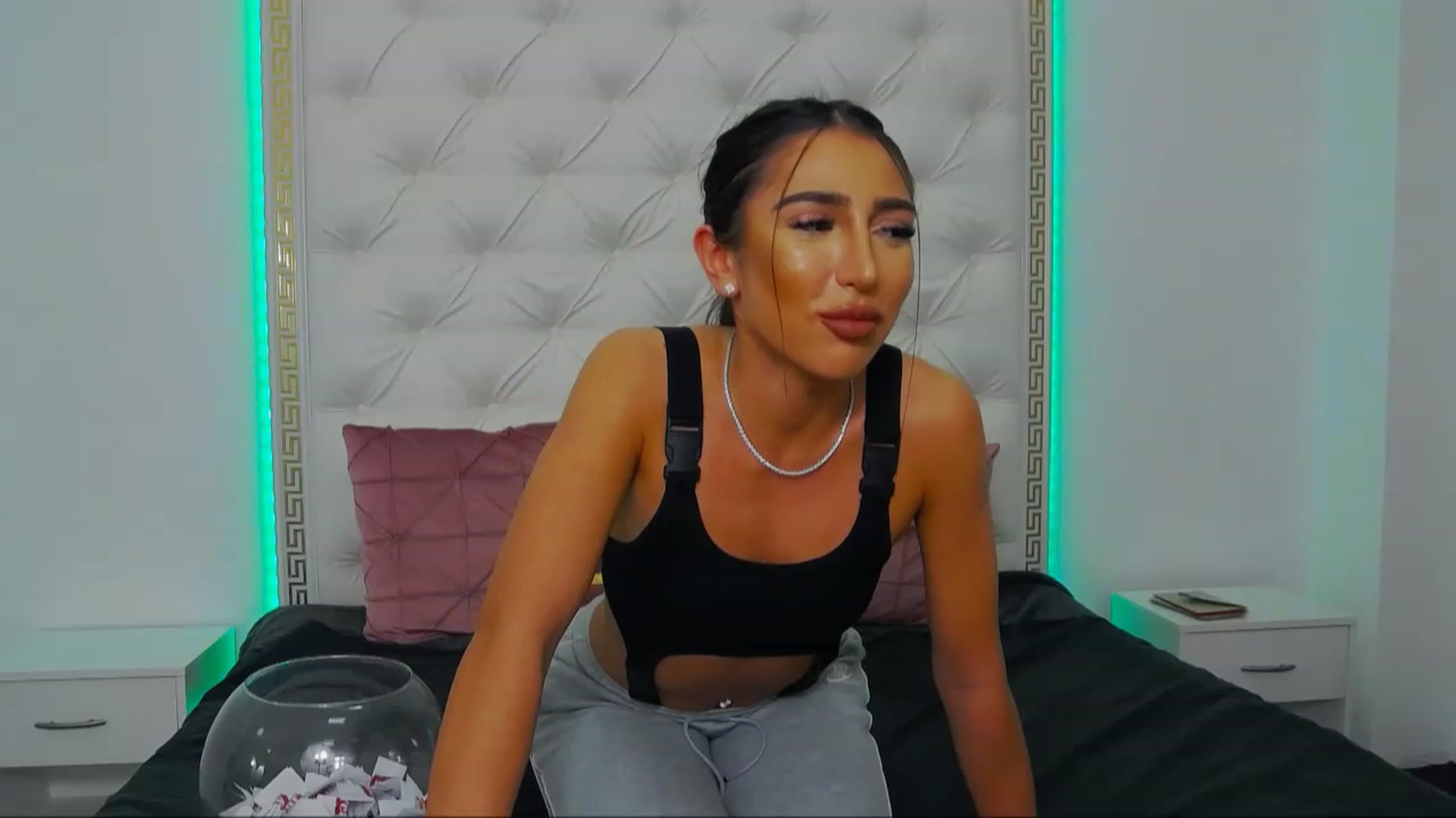 Gallery image thumbnail from KaraKhalifa's myfreecams stream on, 12/27/2022, 19:08 image 9 of 20