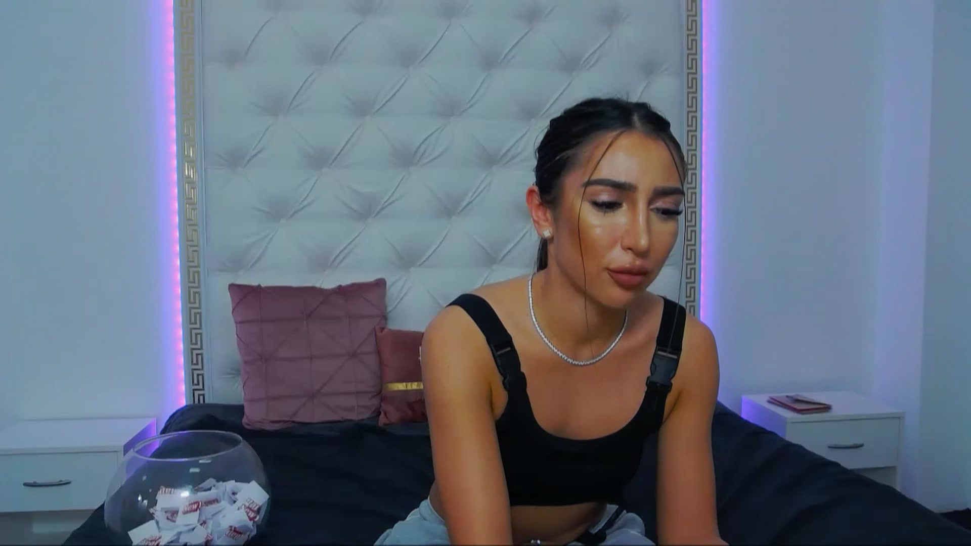 Gallery image thumbnail from KaraKhalifa's myfreecams stream on, 12/27/2022, 19:08 image 17 of 20