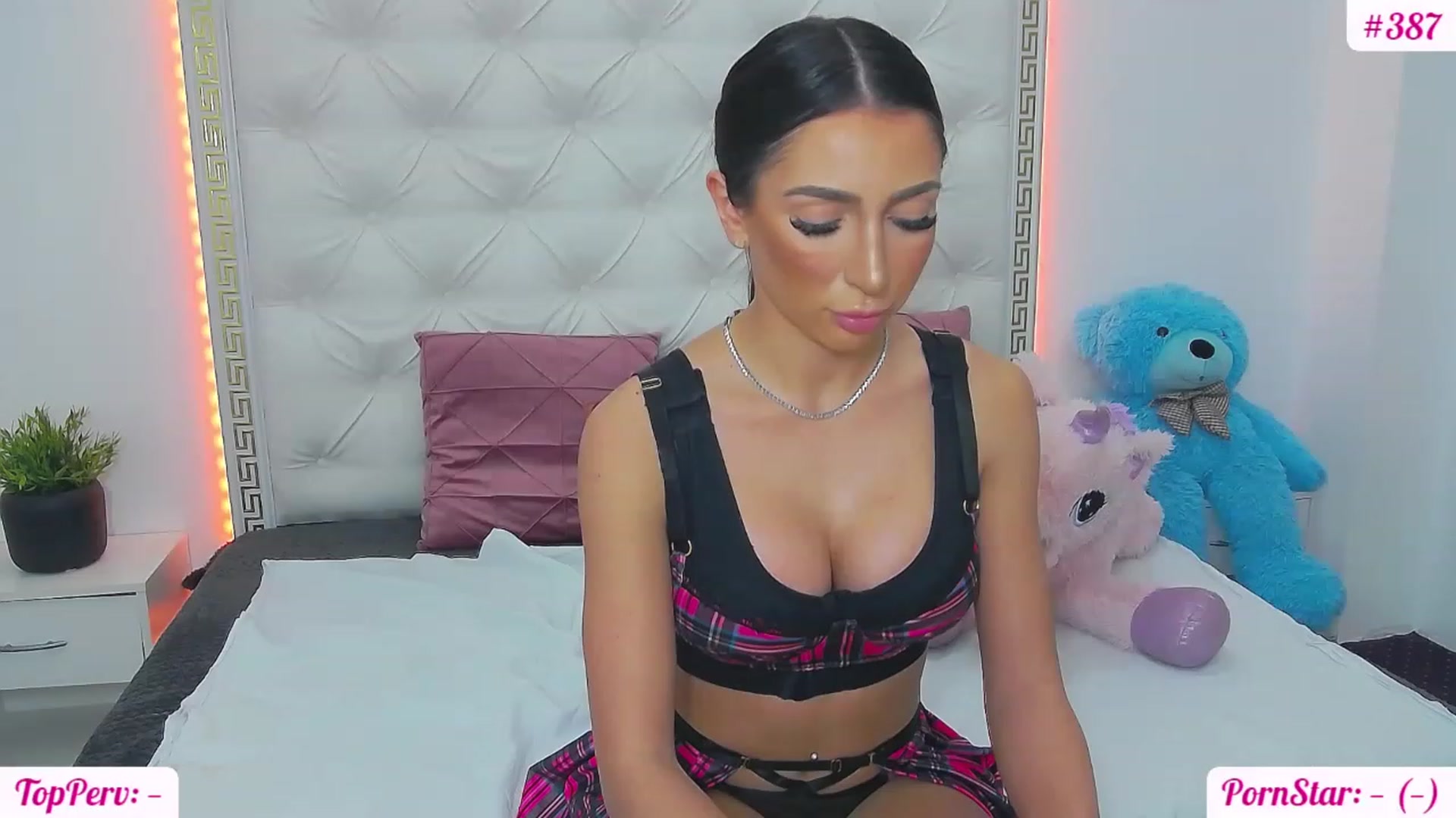 Gallery image thumbnail from KaraKhalifa's myfreecams stream on, 03/22/2023, 15:33 image 10 of 20
