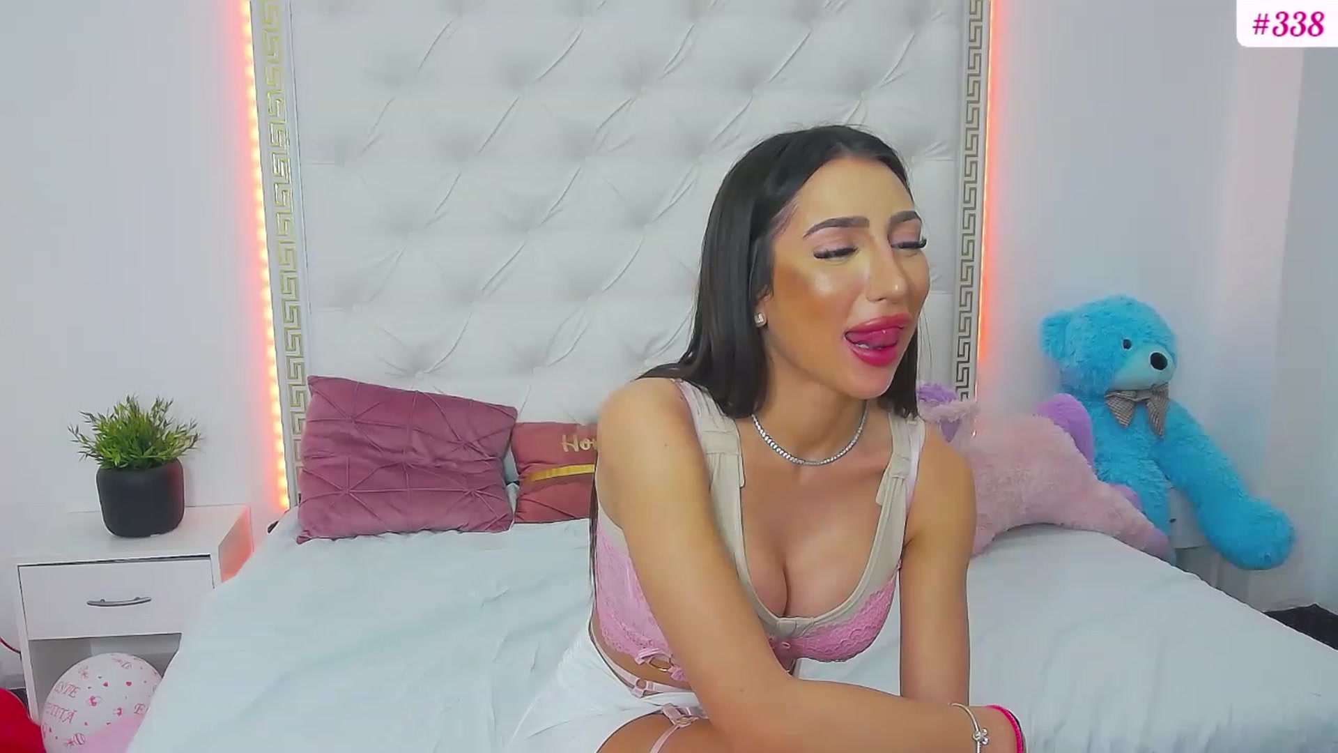 Gallery image thumbnail from KaraKhalifa's myfreecams stream on, 03/25/2023, 19:33 image 6 of 20