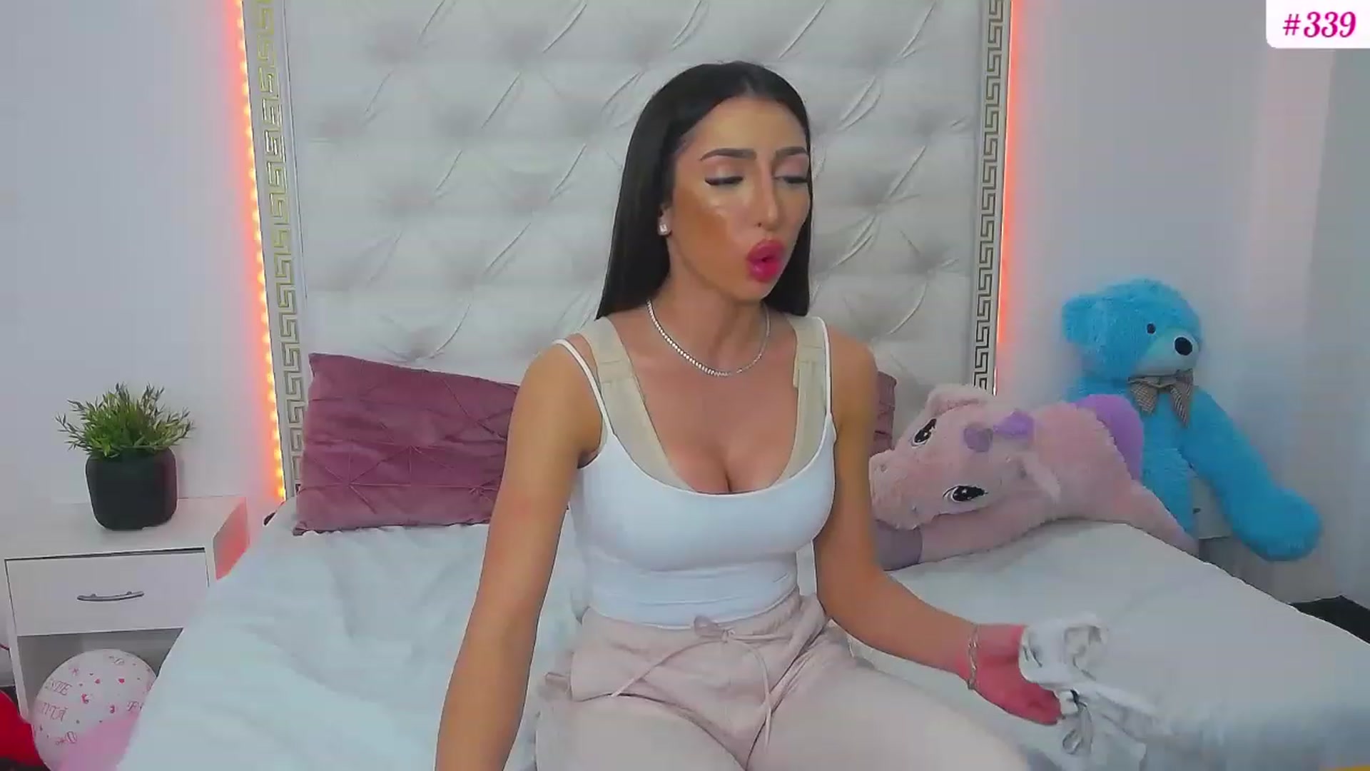 Gallery image thumbnail from KaraKhalifa's myfreecams stream on, 03/25/2023, 20:20 image 20 of 20