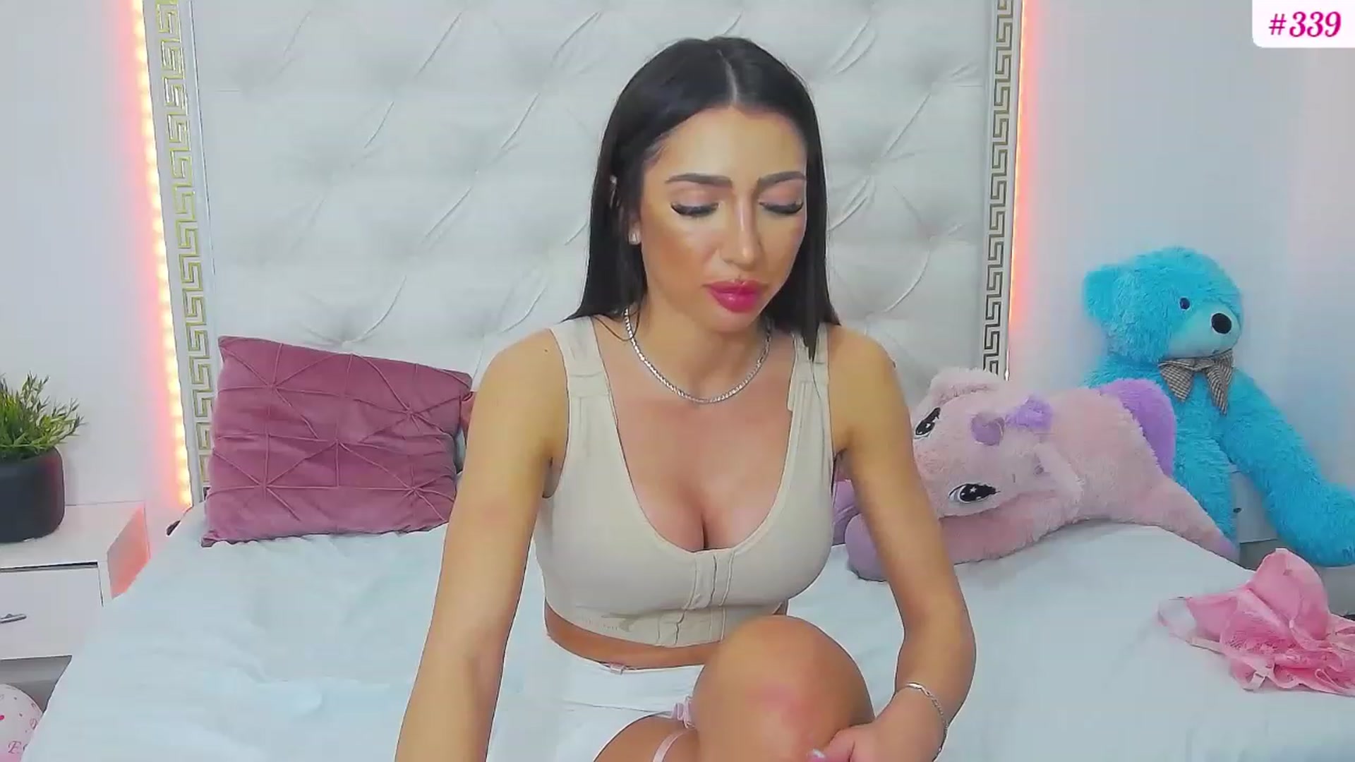Gallery image thumbnail from KaraKhalifa's myfreecams stream on, 03/25/2023, 20:20 image 12 of 20