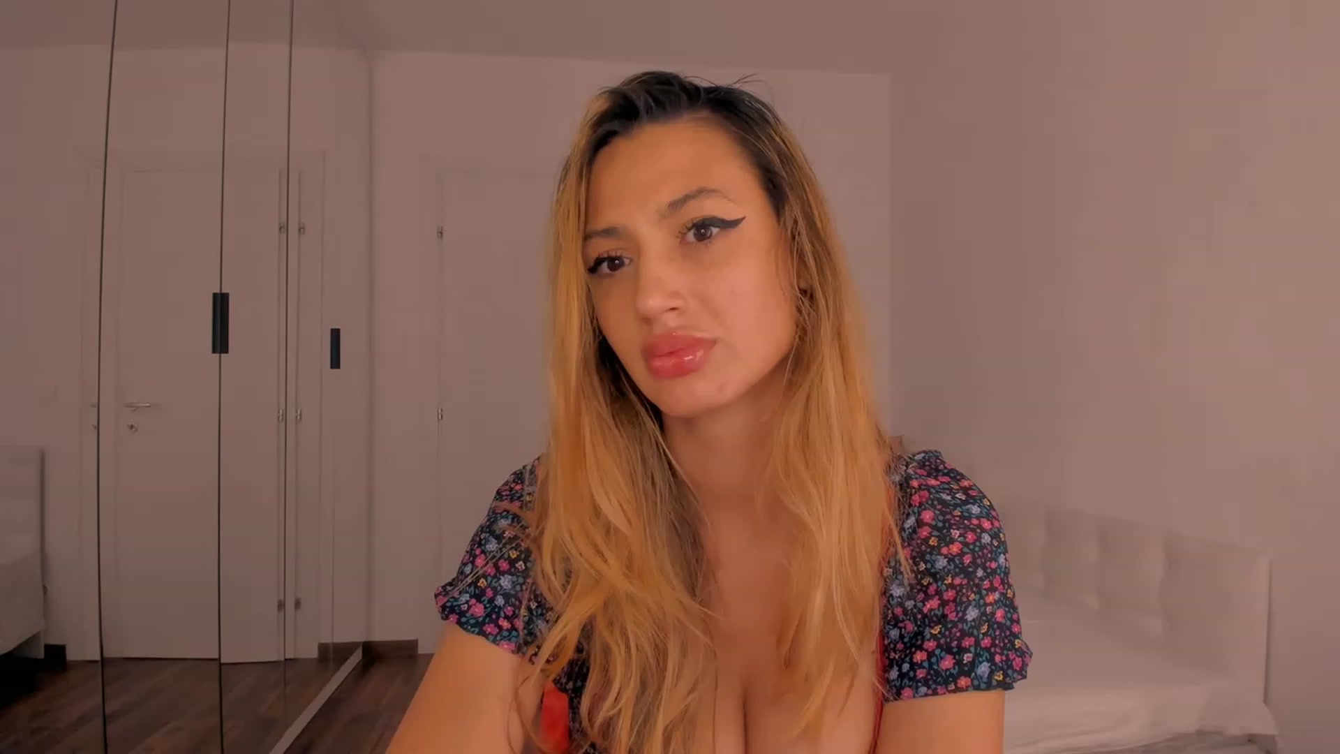 Gallery image thumbnail from Karah_Mel's myfreecams stream on, 03/29/2023, 24:42 image 10 of 20