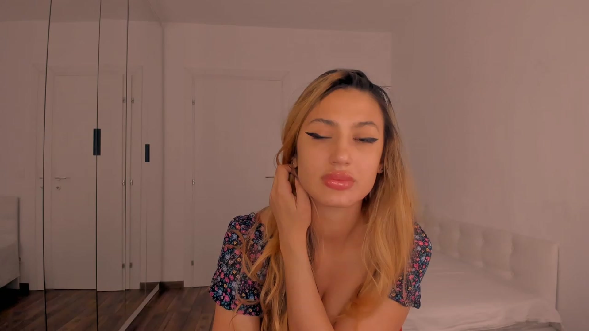Gallery image thumbnail from Karah_Mel's myfreecams stream on, 03/29/2023, 24:42 image 6 of 20