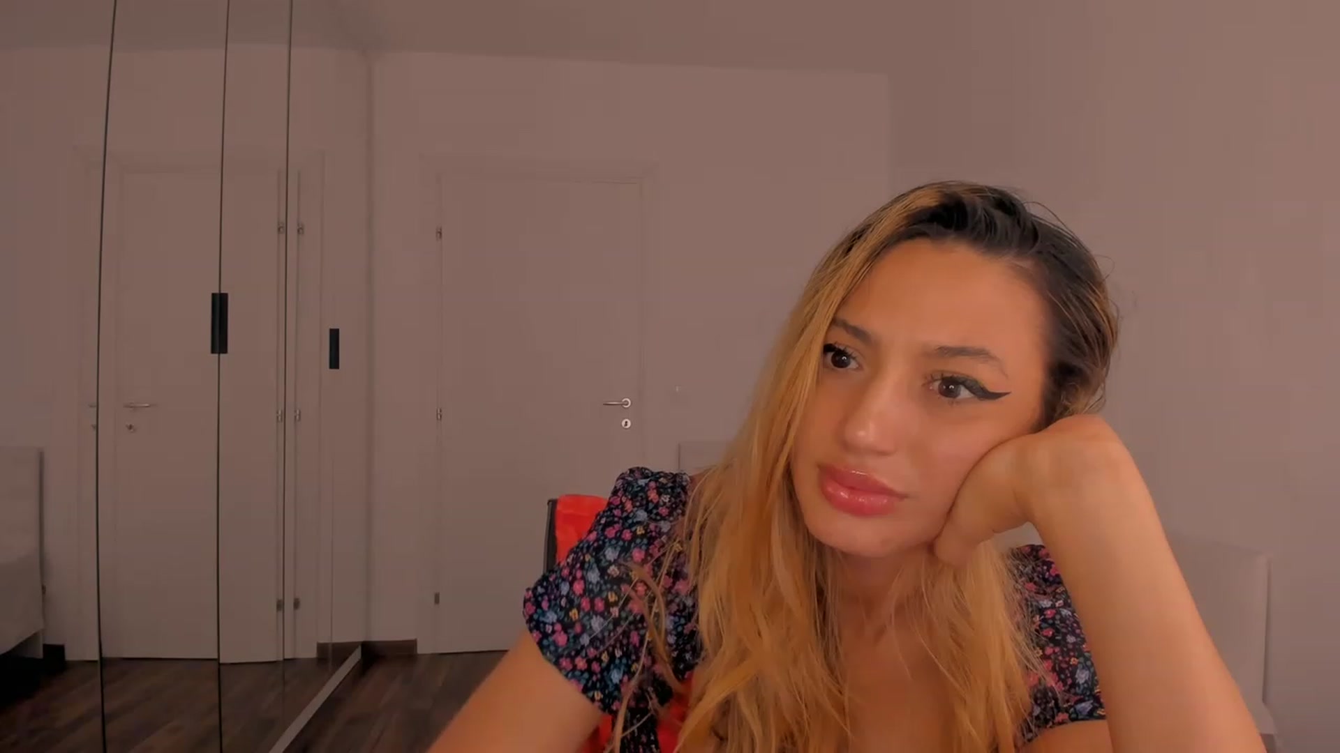Gallery image thumbnail from Karah_Mel's myfreecams stream on, 03/29/2023, 24:42 image 17 of 20