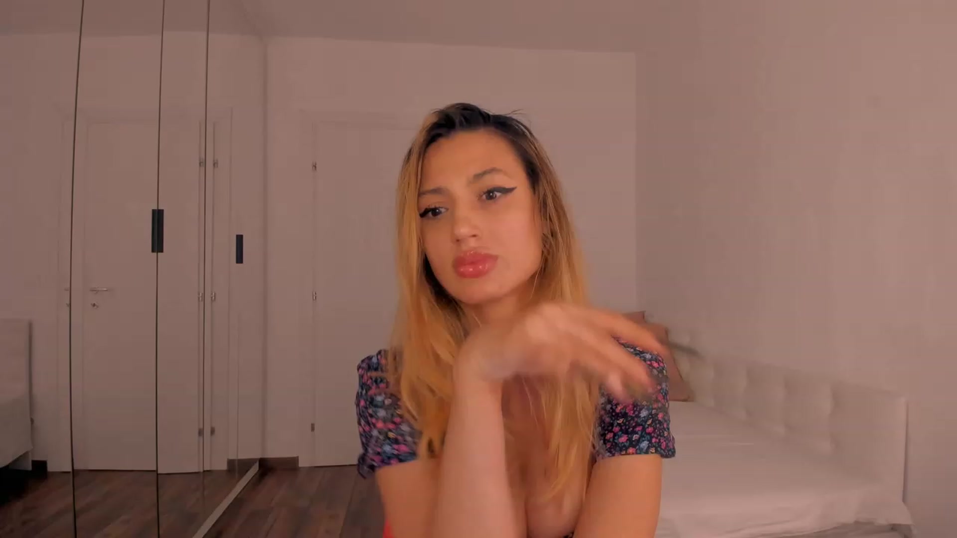 Gallery image thumbnail from Karah_Mel's myfreecams stream on, 03/29/2023, 24:42 image 9 of 20