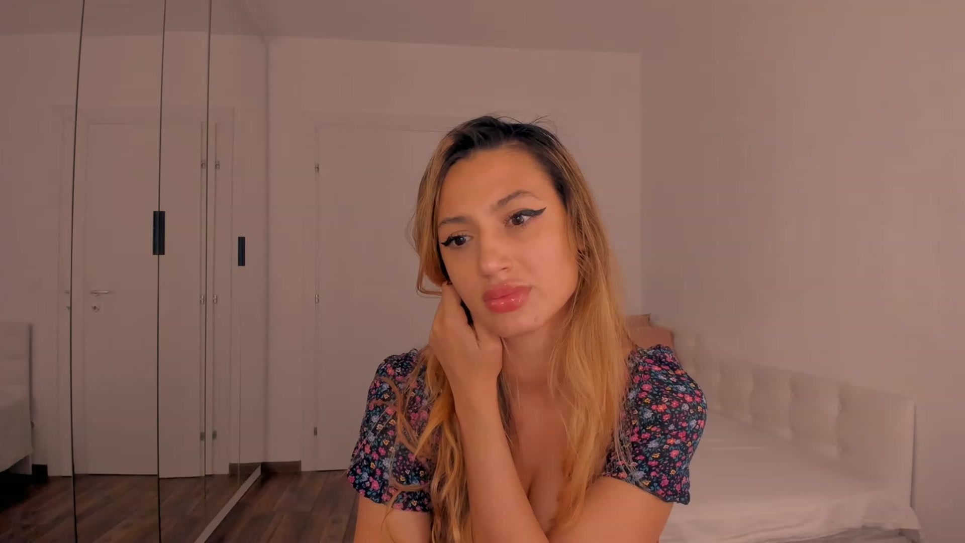 Gallery image thumbnail from Karah_Mel's myfreecams stream on, 03/29/2023, 24:42 image 7 of 20