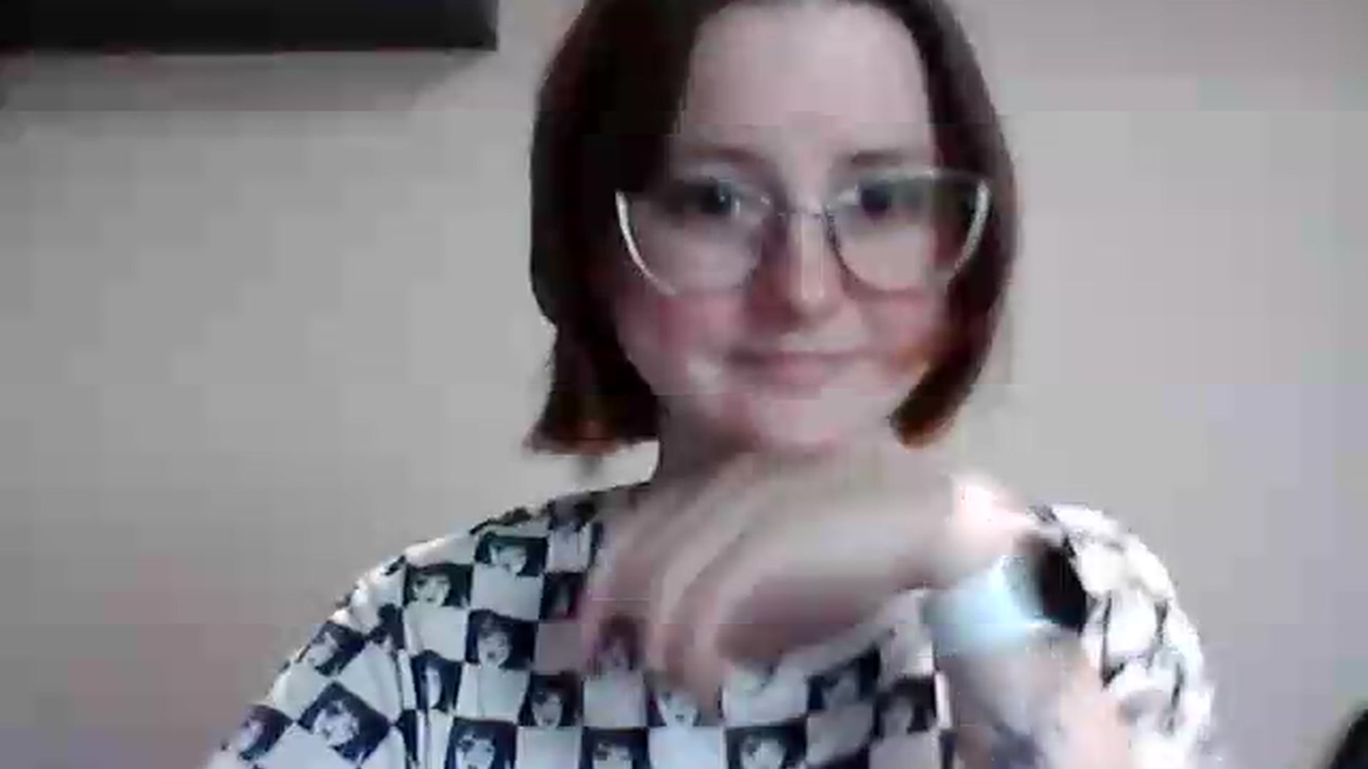 Gallery image thumbnail from KarinaQueen's myfreecams stream on, 05/19/2026, 19:01 image 17 of 20