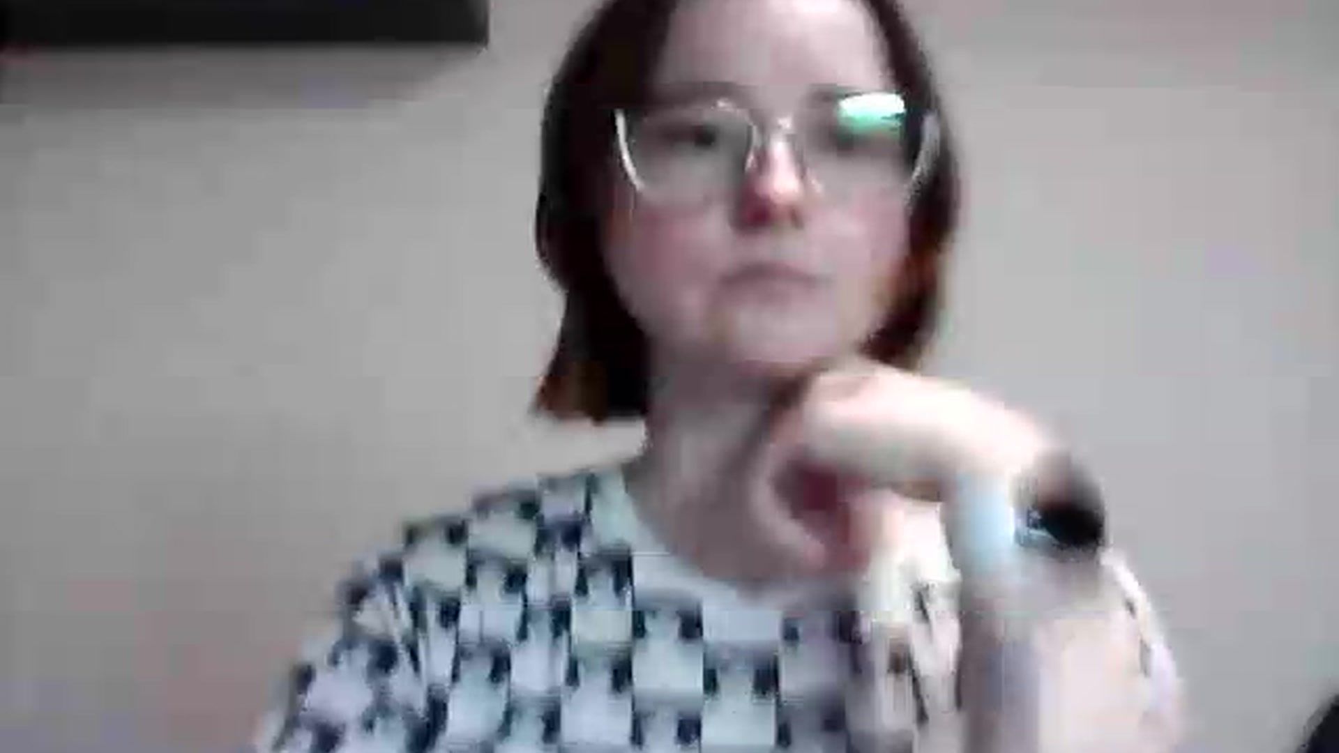 Gallery image thumbnail from KarinaQueen's myfreecams stream on, 05/19/2026, 19:01 image 16 of 20