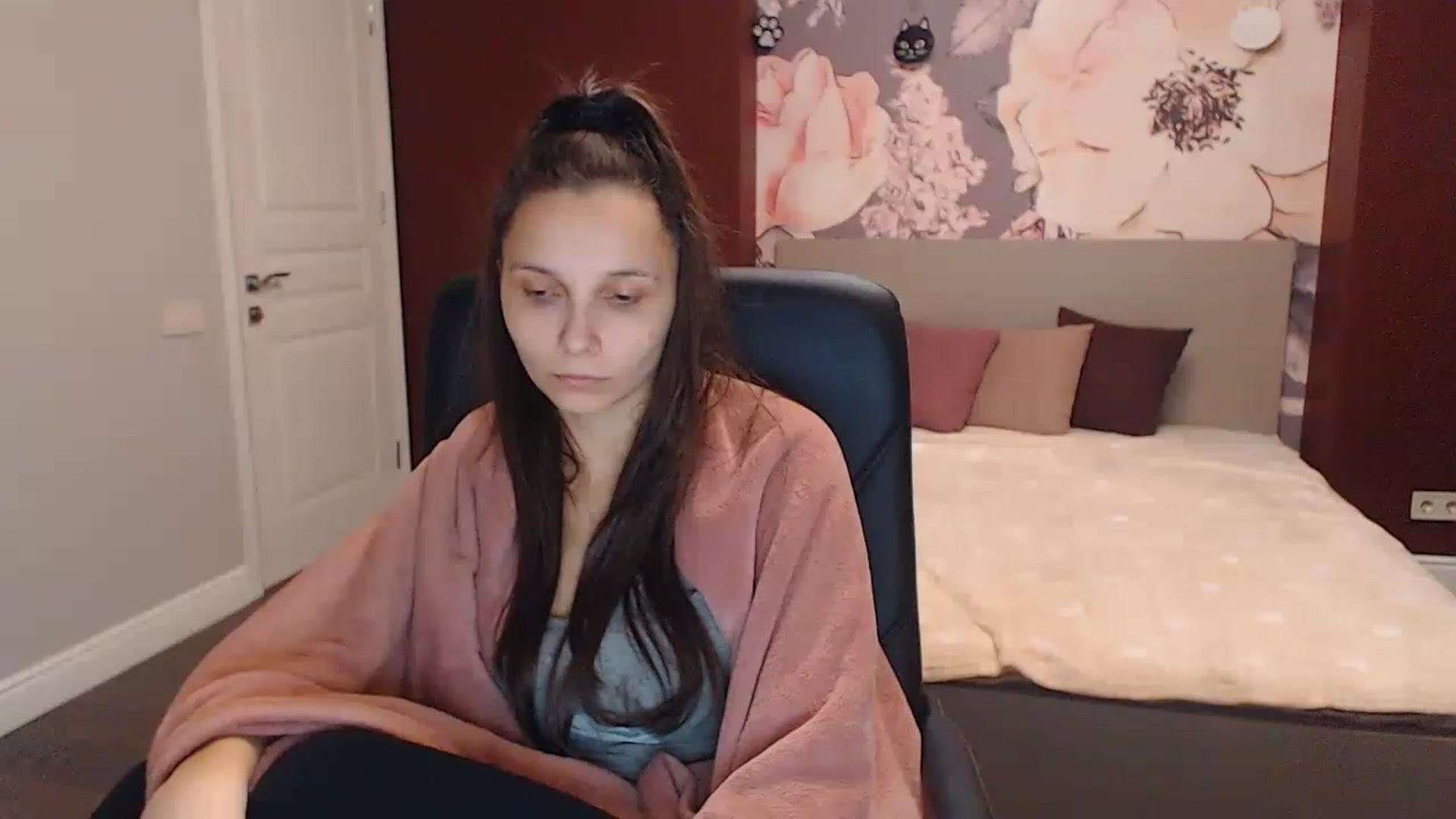Gallery image thumbnail from Karina_Mils's myfreecams stream on, 12/15/2022, 09:13 image 10 of 20