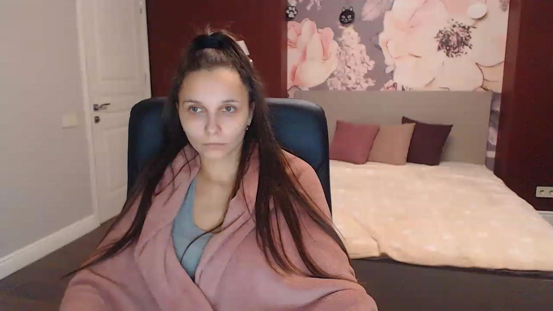 Gallery image thumbnail from Karina_Mils's myfreecams stream on, 12/15/2022, 09:13 image 17 of 20