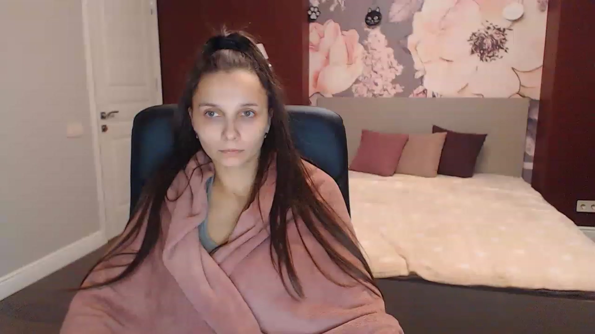 Gallery image thumbnail from Karina_Mils's myfreecams stream on, 12/15/2022, 09:13 image 15 of 20