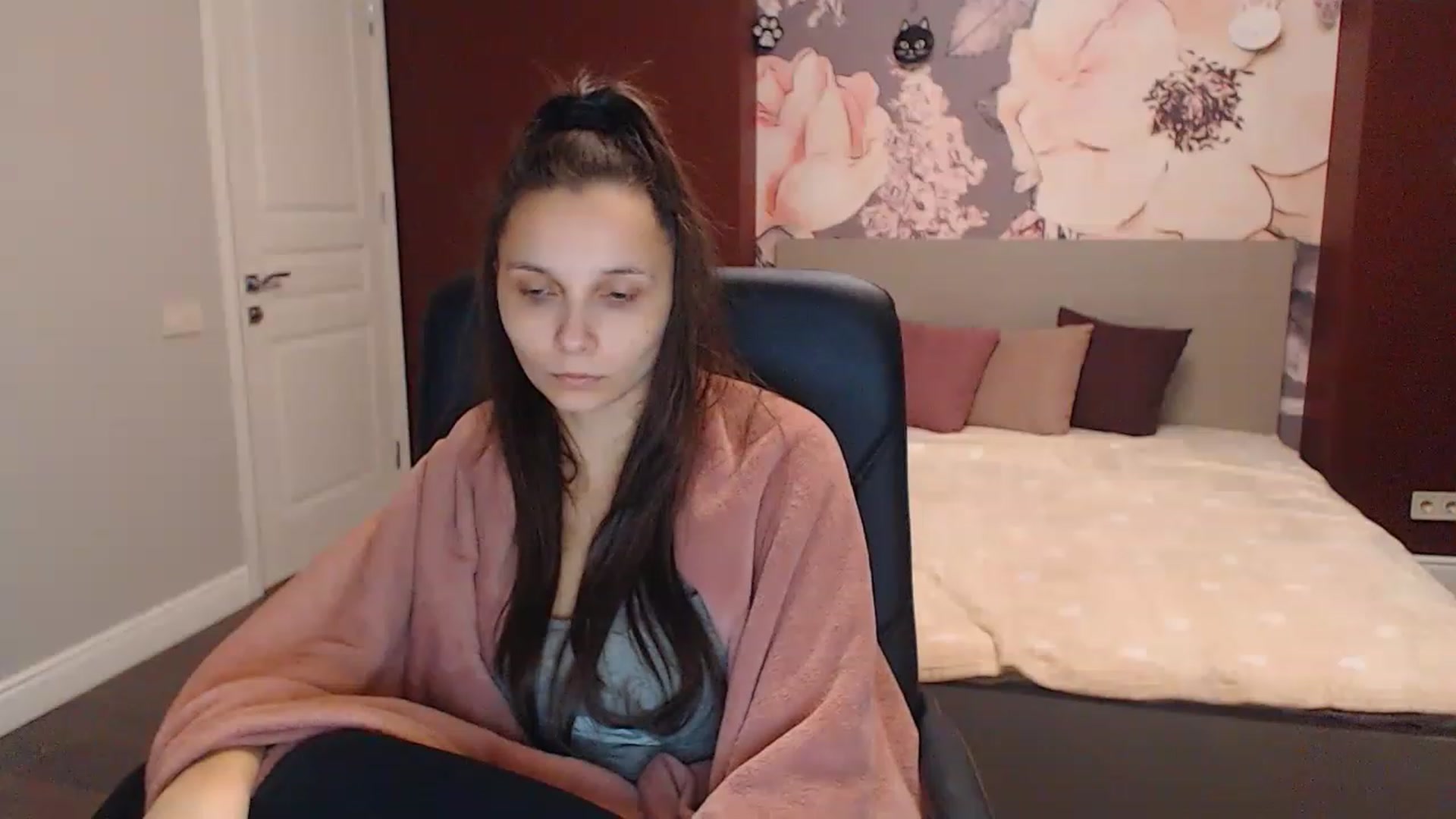 Gallery image thumbnail from Karina_Mils's myfreecams stream on, 12/15/2022, 09:13 image 9 of 20