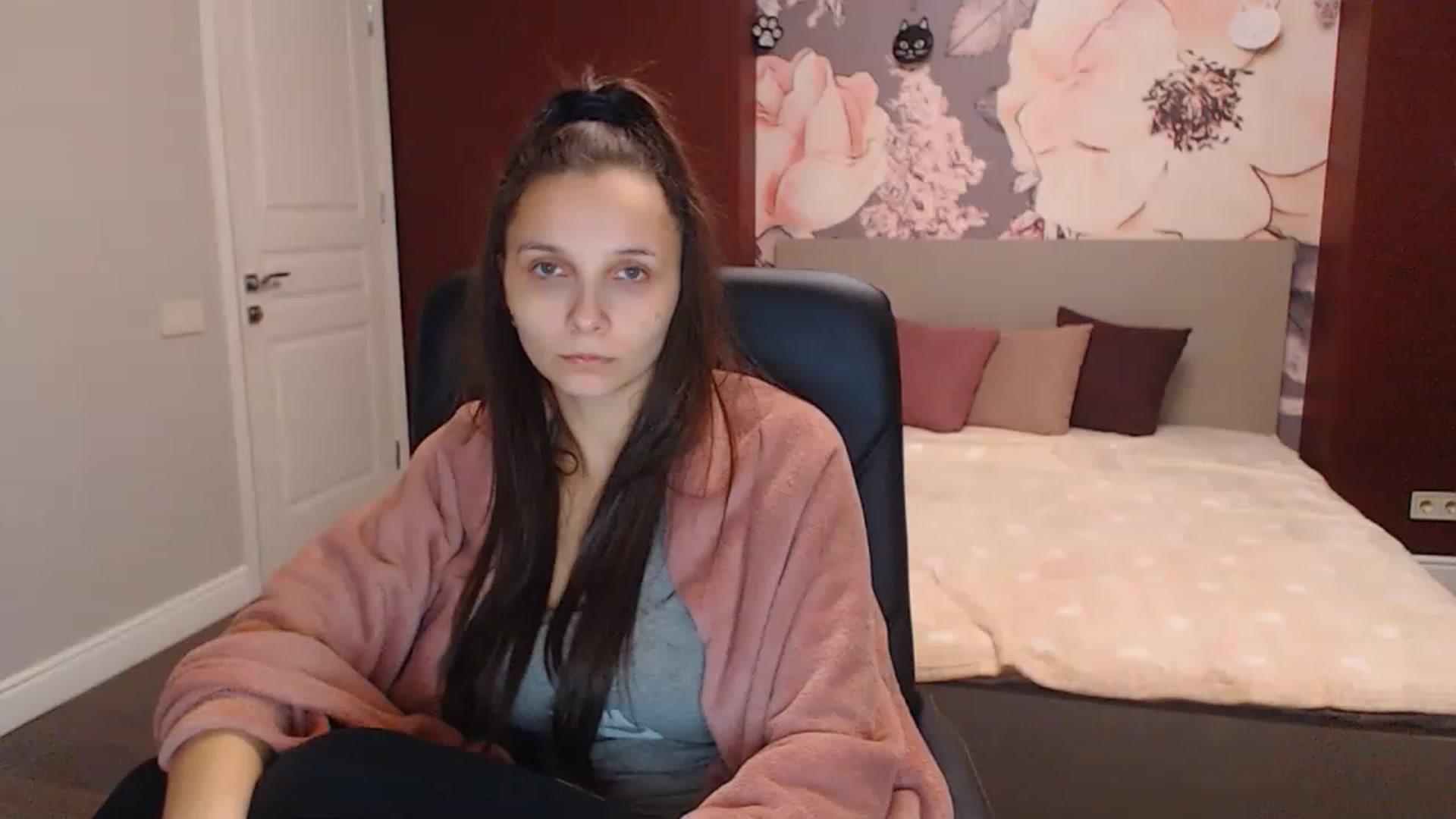 Gallery image thumbnail from Karina_Mils's myfreecams stream on, 12/15/2022, 09:13 image 1 of 20