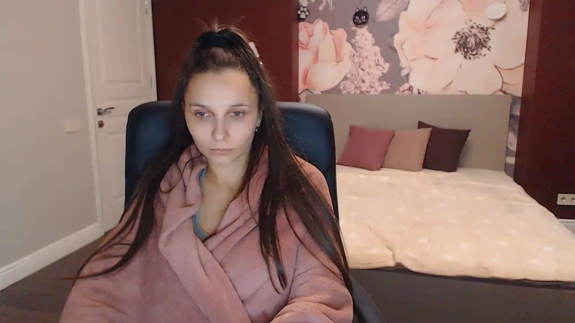 Gallery image thumbnail from Karina_Mils's myfreecams stream on, 12/15/2022, 09:13 image 14 of 20