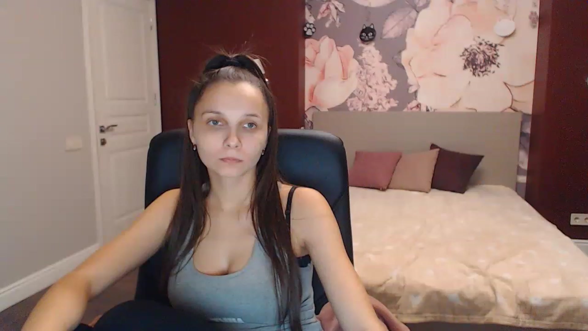 Gallery image thumbnail from Karina_Mils's myfreecams stream on, 12/15/2022, 11:21 image 15 of 20