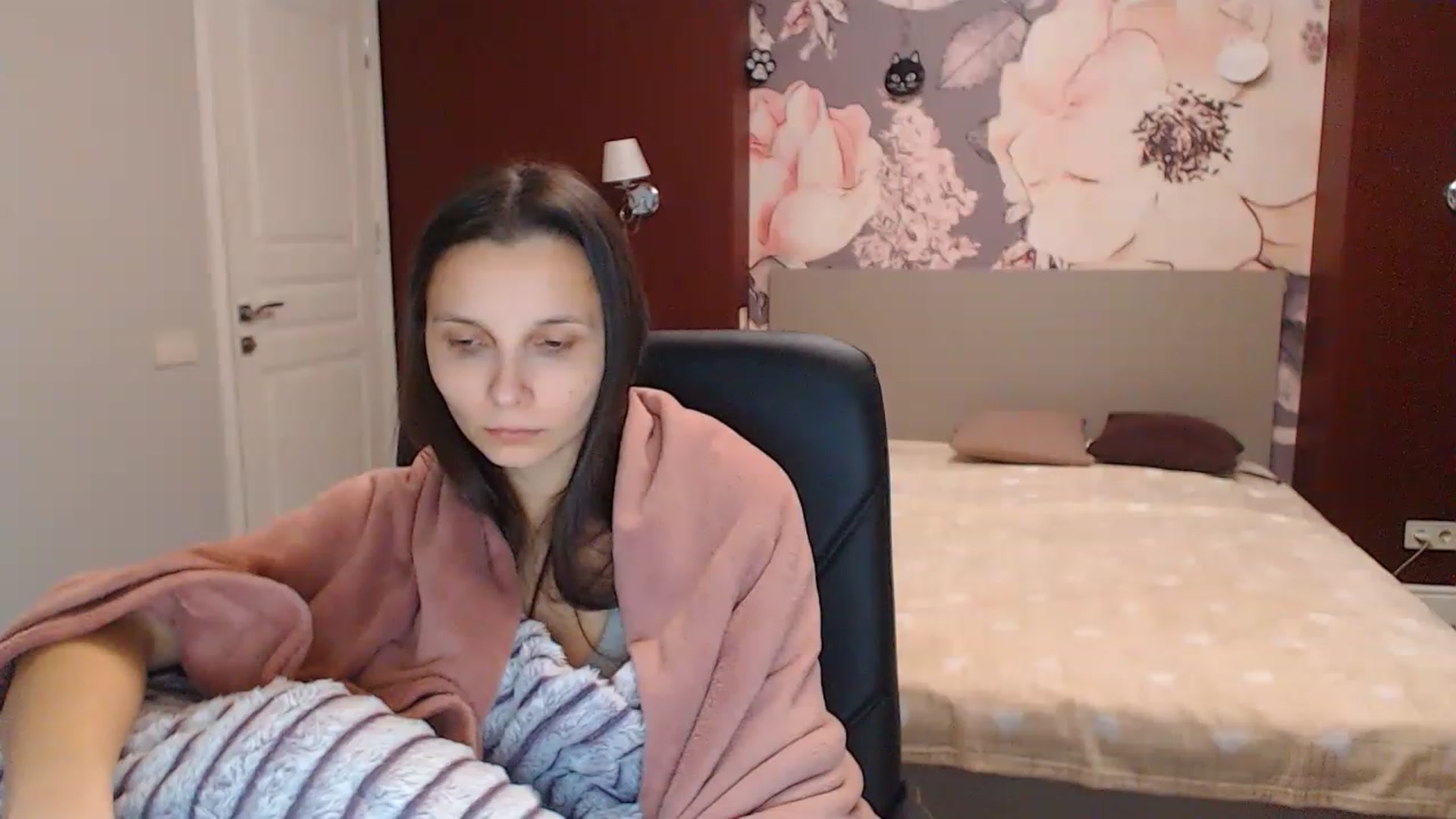 Gallery image thumbnail from Karina_Mils's myfreecams stream on, 12/16/2022, 10:12 image 17 of 20