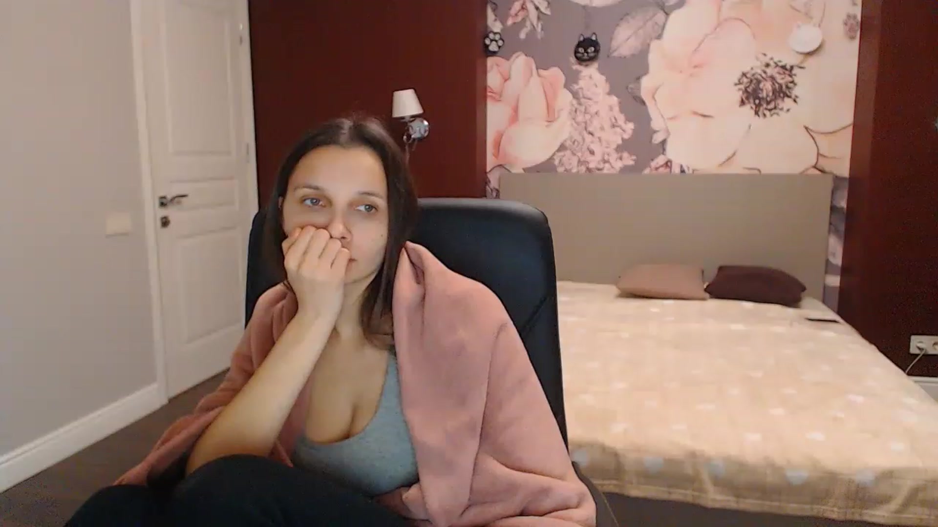 Gallery image thumbnail from Karina_Mils's myfreecams stream on, 12/16/2022, 10:12 image 10 of 20