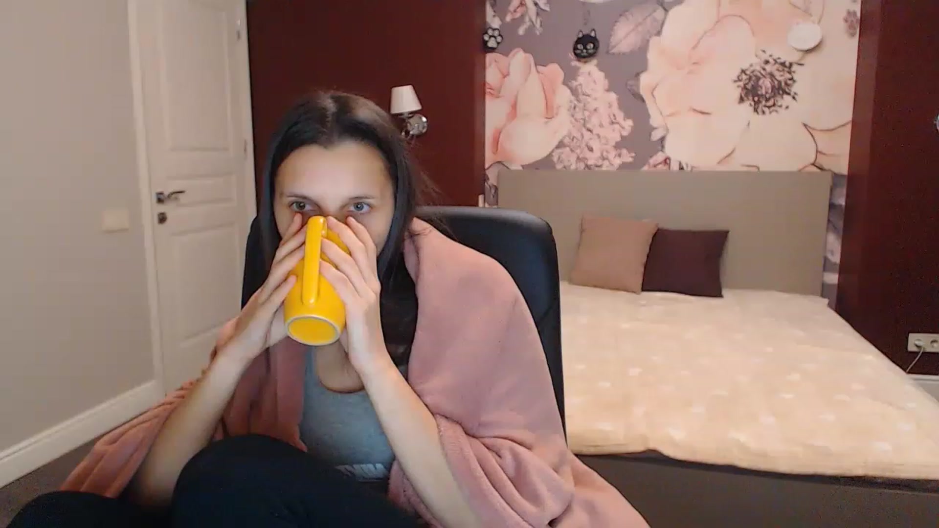 Gallery image thumbnail from Karina_Mils's myfreecams stream on, 12/16/2022, 16:46 image 3 of 20