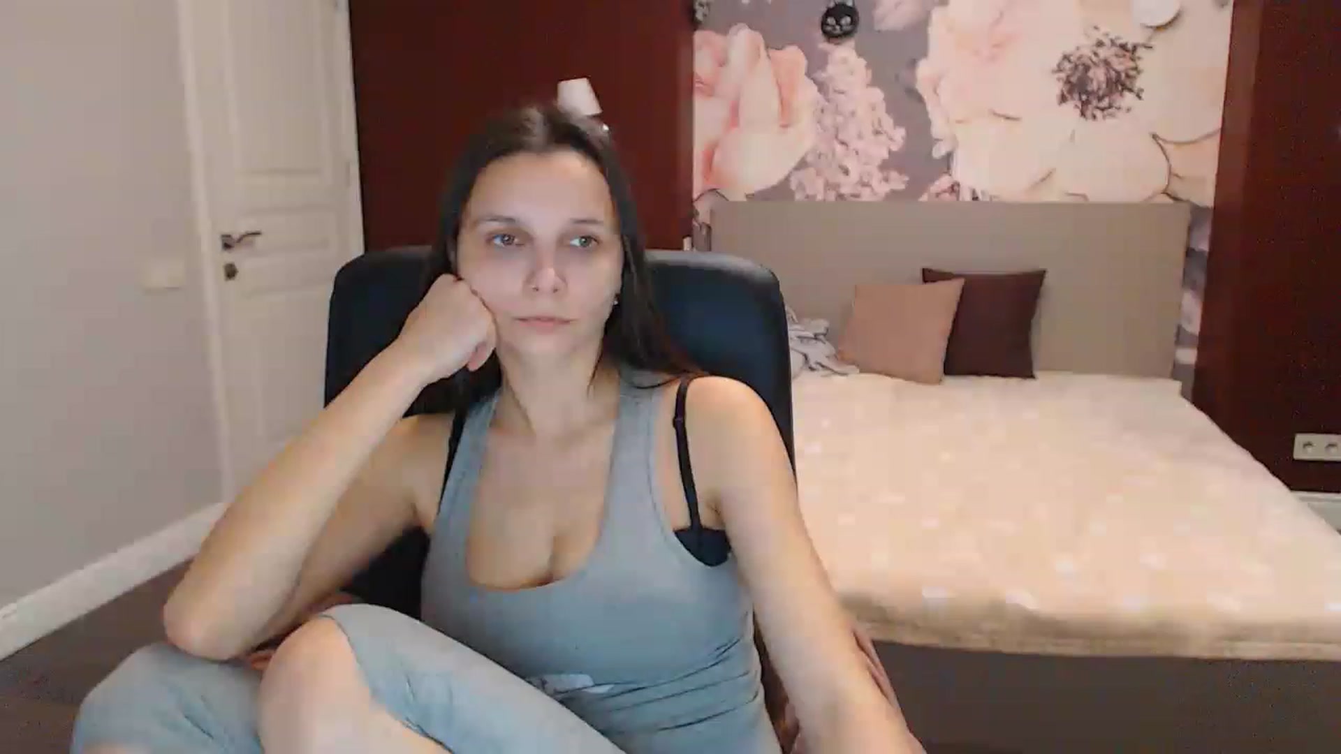 Gallery image thumbnail from Karina_Mils's myfreecams stream on, 12/17/2022, 10:14 image 3 of 20