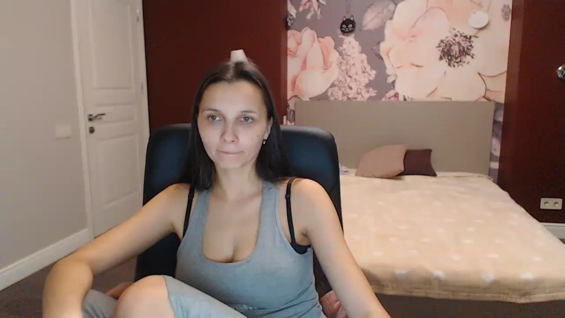 Gallery image thumbnail from Karina_Mils's myfreecams stream on, 12/17/2022, 14:07 image 10 of 20