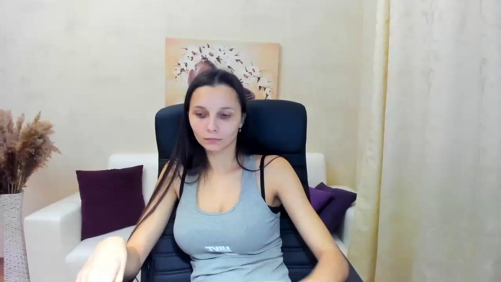 Gallery image thumbnail from Karina_Mils's myfreecams stream on, 12/19/2022, 09:59 image 10 of 20
