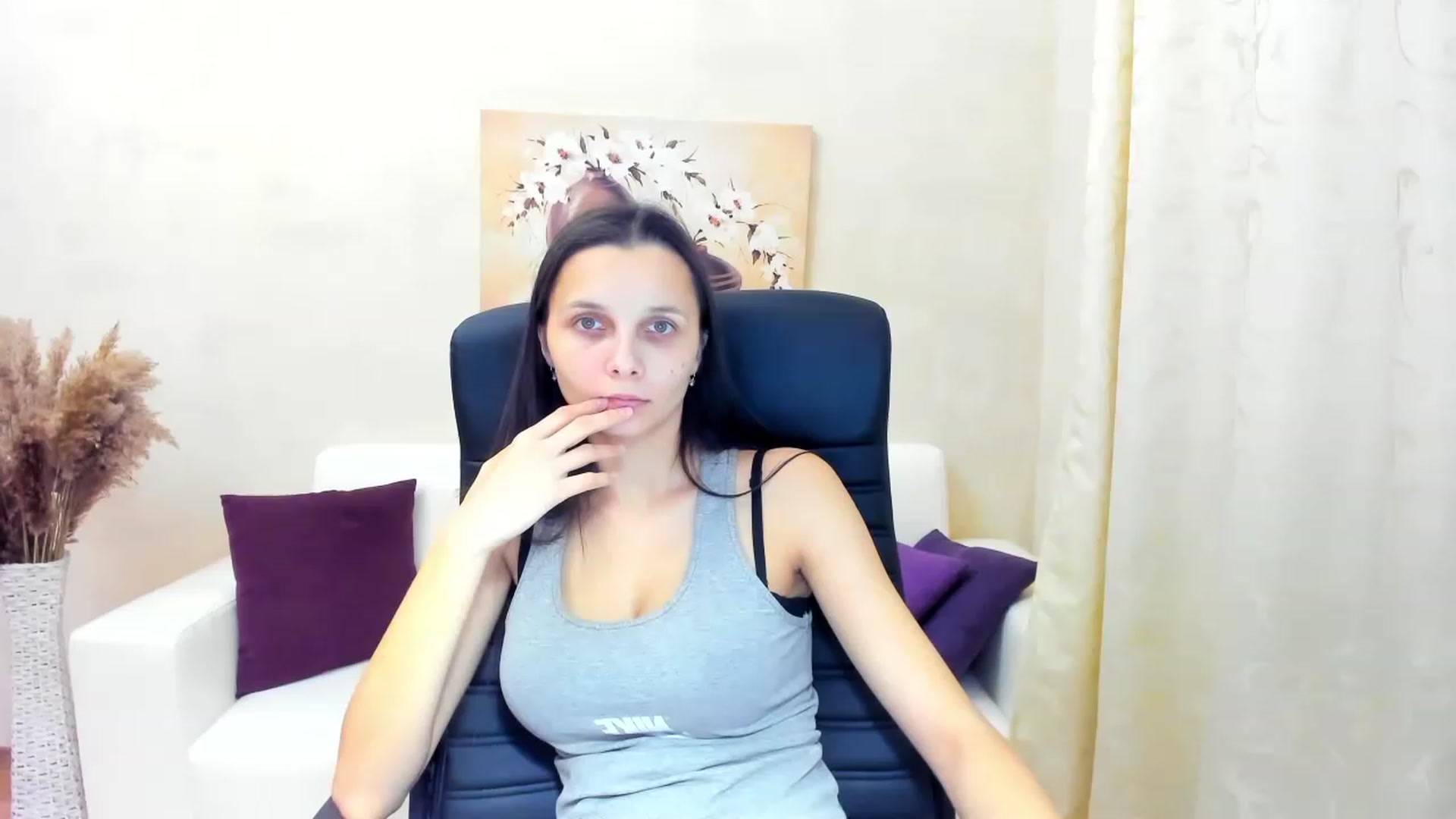 Gallery image thumbnail from Karina_Mils's myfreecams stream on, 12/19/2022, 09:59 image 12 of 20