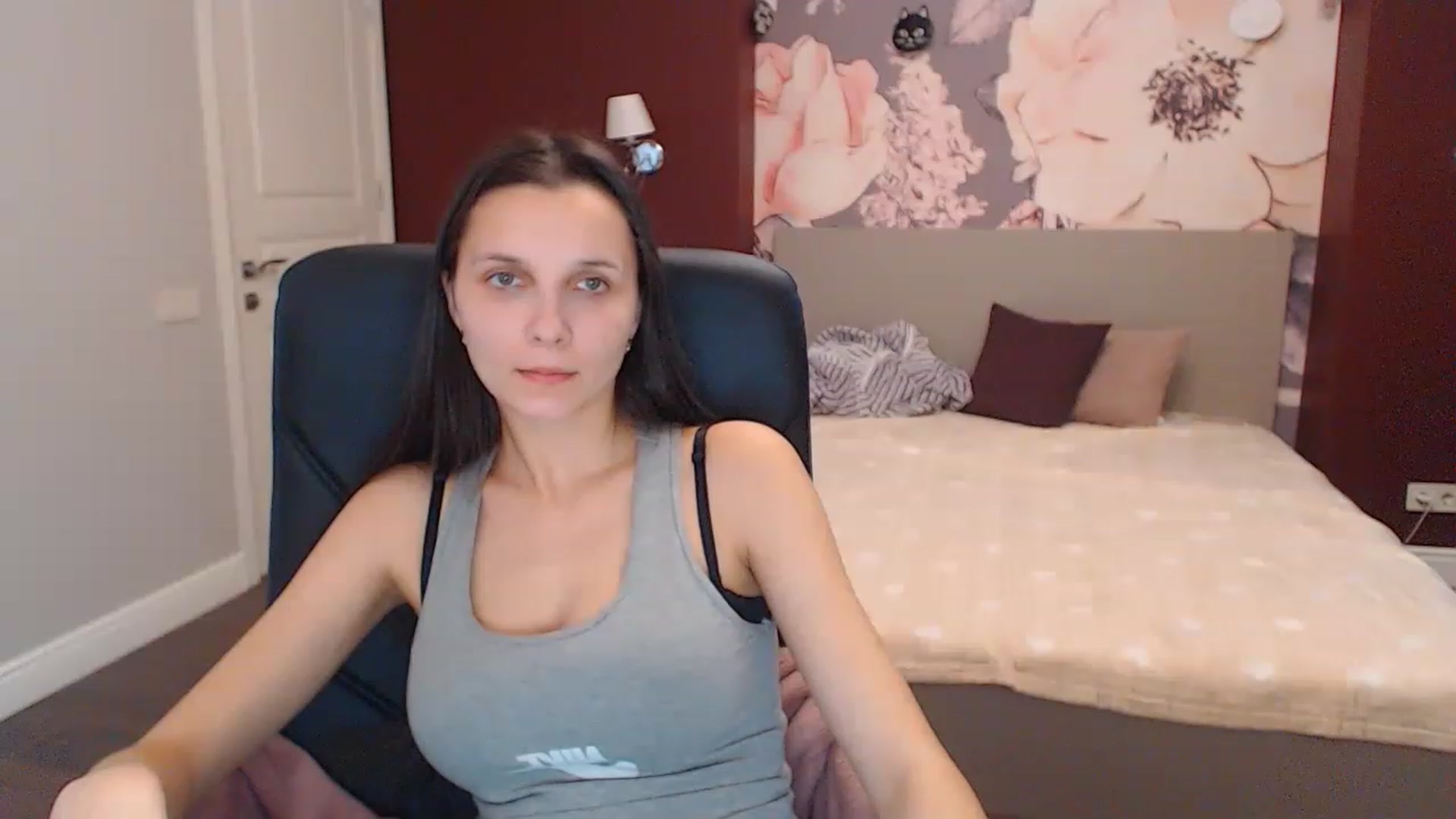 Gallery image thumbnail from Karina_Mils's myfreecams stream on, 12/20/2022, 08:50 image 16 of 20