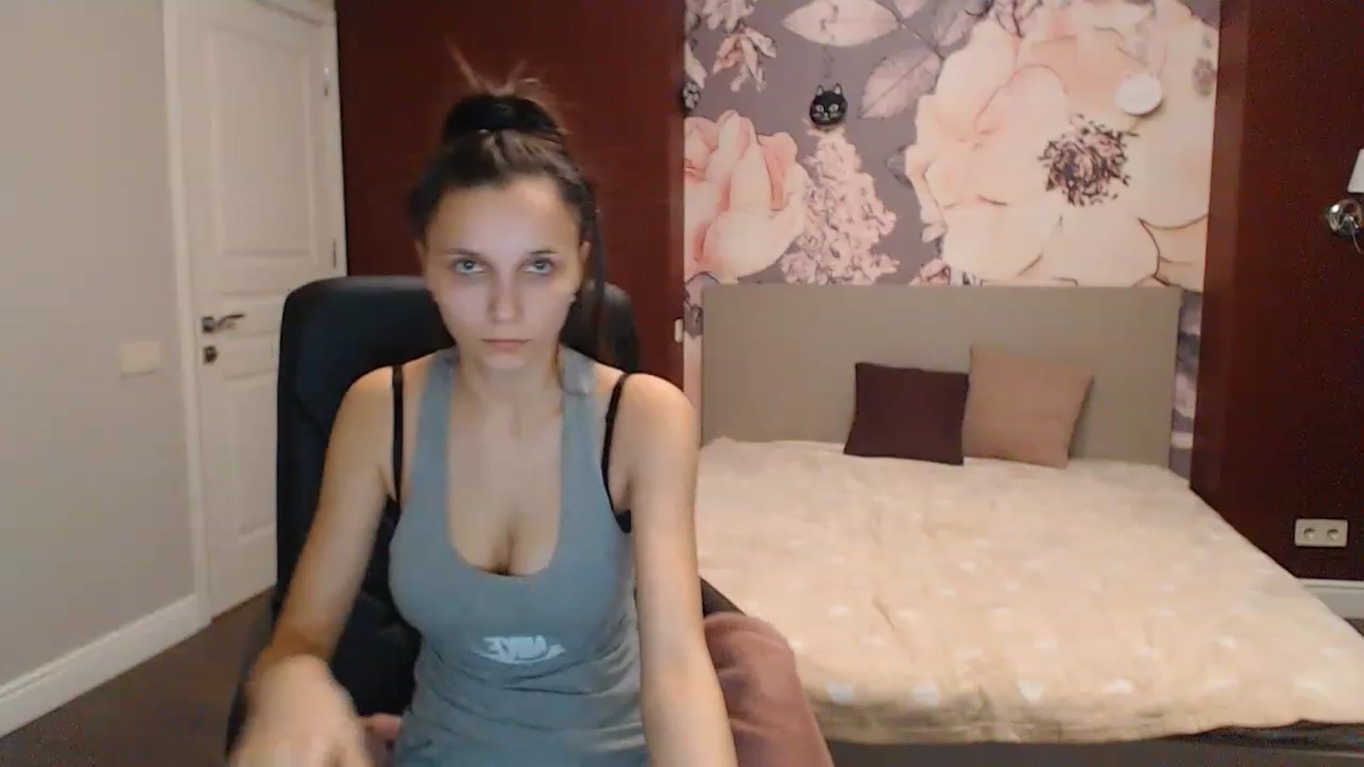Gallery image thumbnail from Karina_Mils's myfreecams stream on, 12/21/2022, 14:16 image 16 of 20
