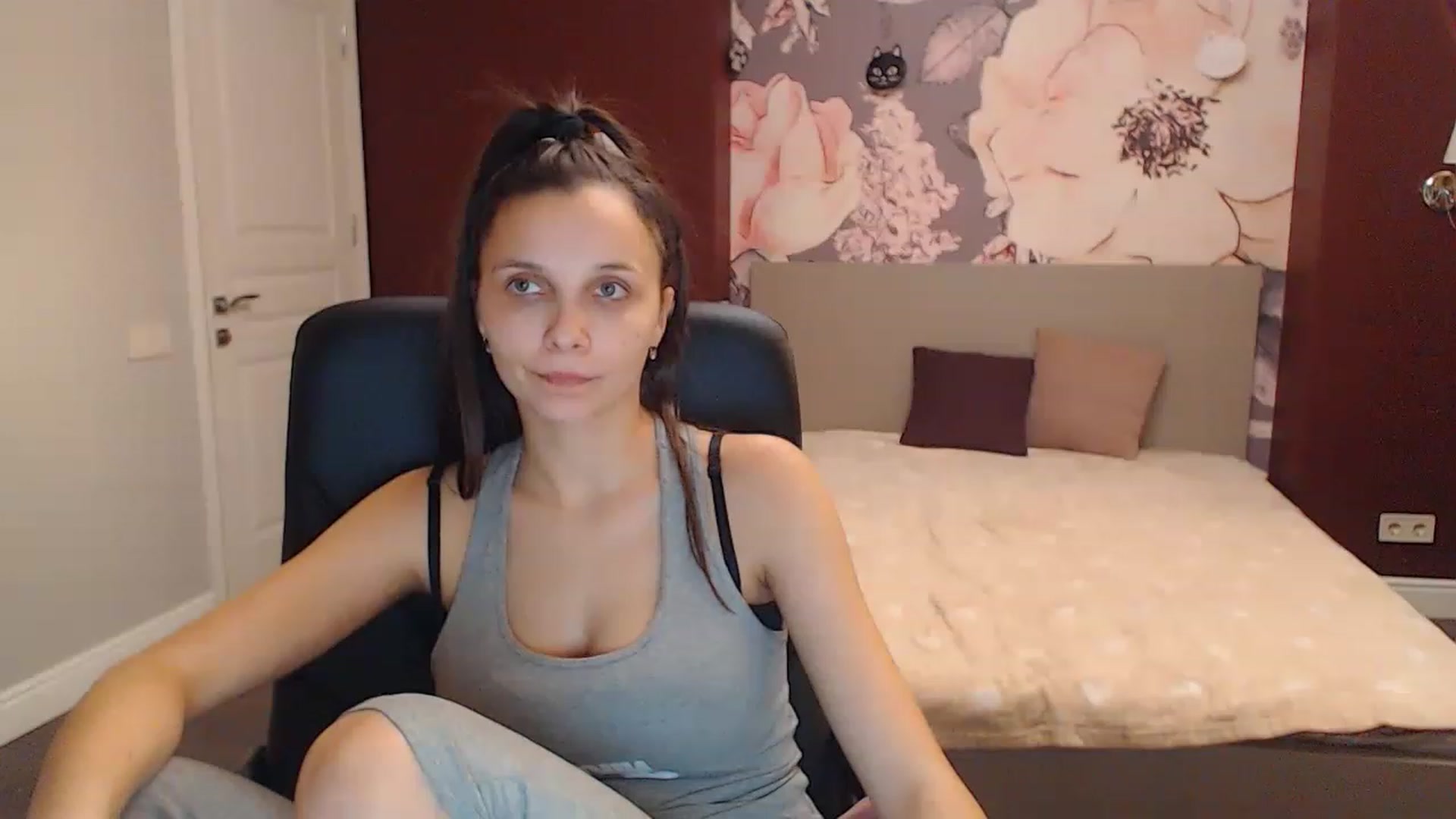 Gallery image thumbnail from Karina_Mils's myfreecams stream on, 12/21/2022, 14:16 image 2 of 20