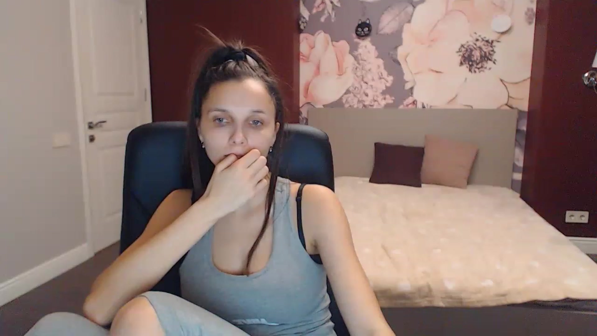 Gallery image thumbnail from Karina_Mils's myfreecams stream on, 12/21/2022, 14:16 image 13 of 20