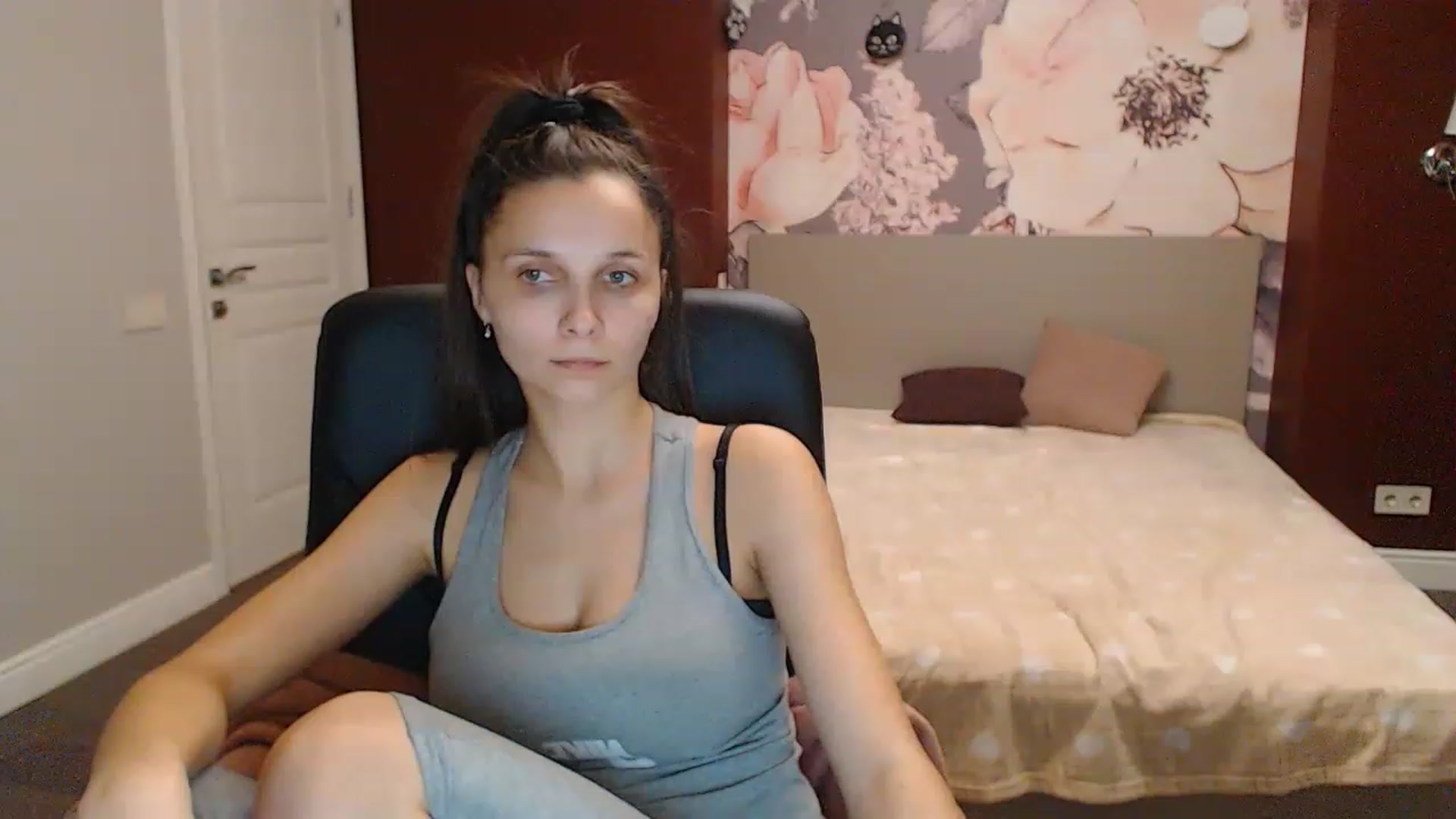 Gallery image thumbnail from Karina_Mils's myfreecams stream on, 12/21/2022, 15:10 image 13 of 20