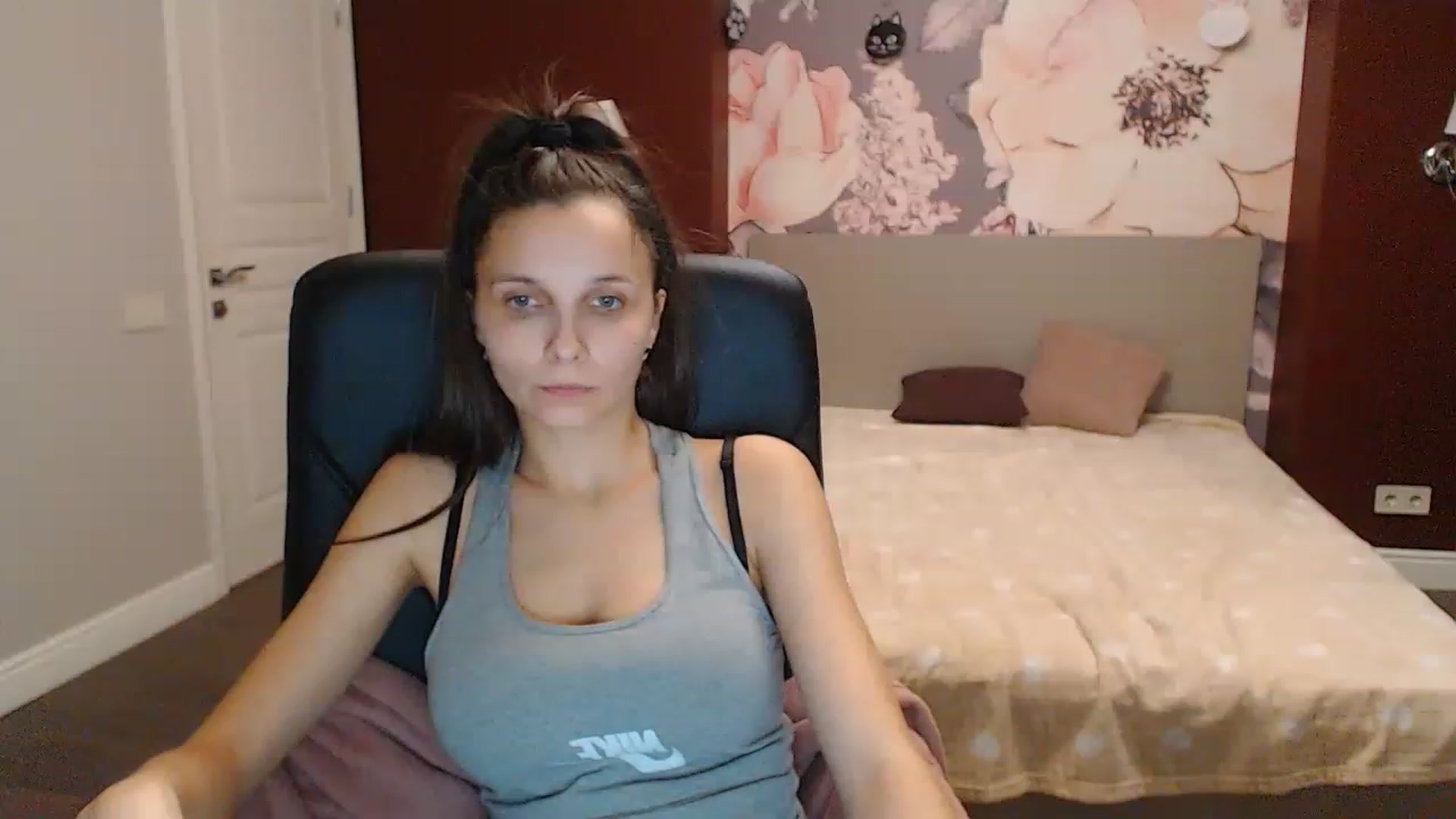 Gallery image thumbnail from Karina_Mils's myfreecams stream on, 12/21/2022, 15:10 image 20 of 20