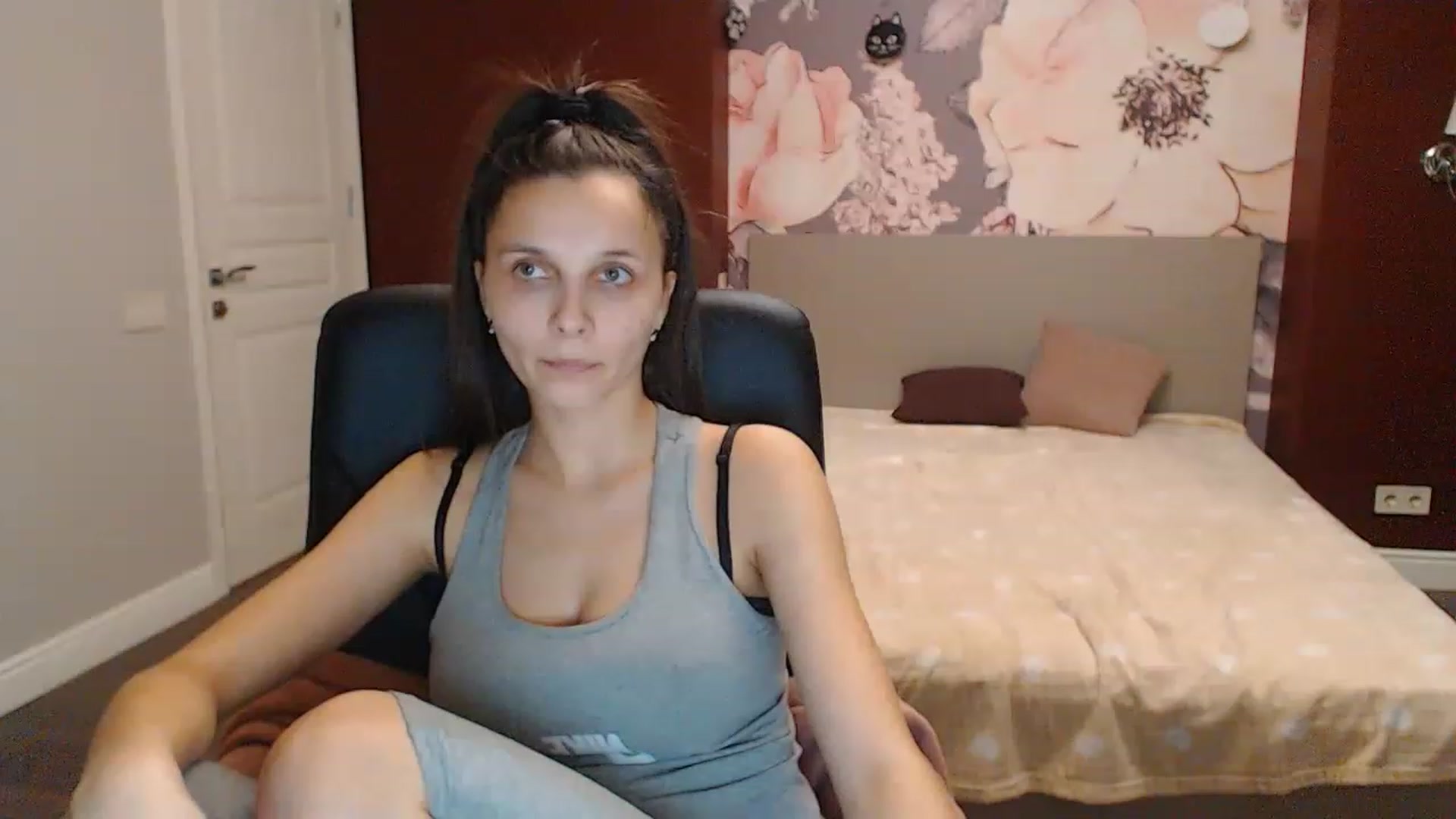 Gallery image thumbnail from Karina_Mils's myfreecams stream on, 12/21/2022, 15:10 image 6 of 20