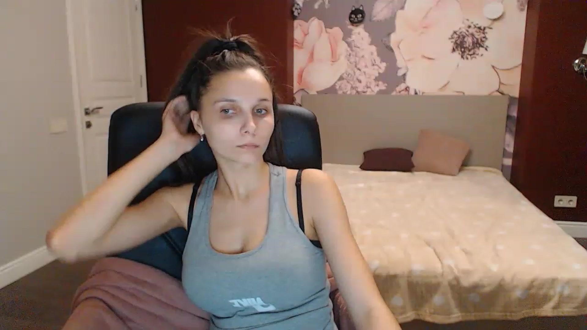 Gallery image thumbnail from Karina_Mils's myfreecams stream on, 12/21/2022, 15:10 image 14 of 20