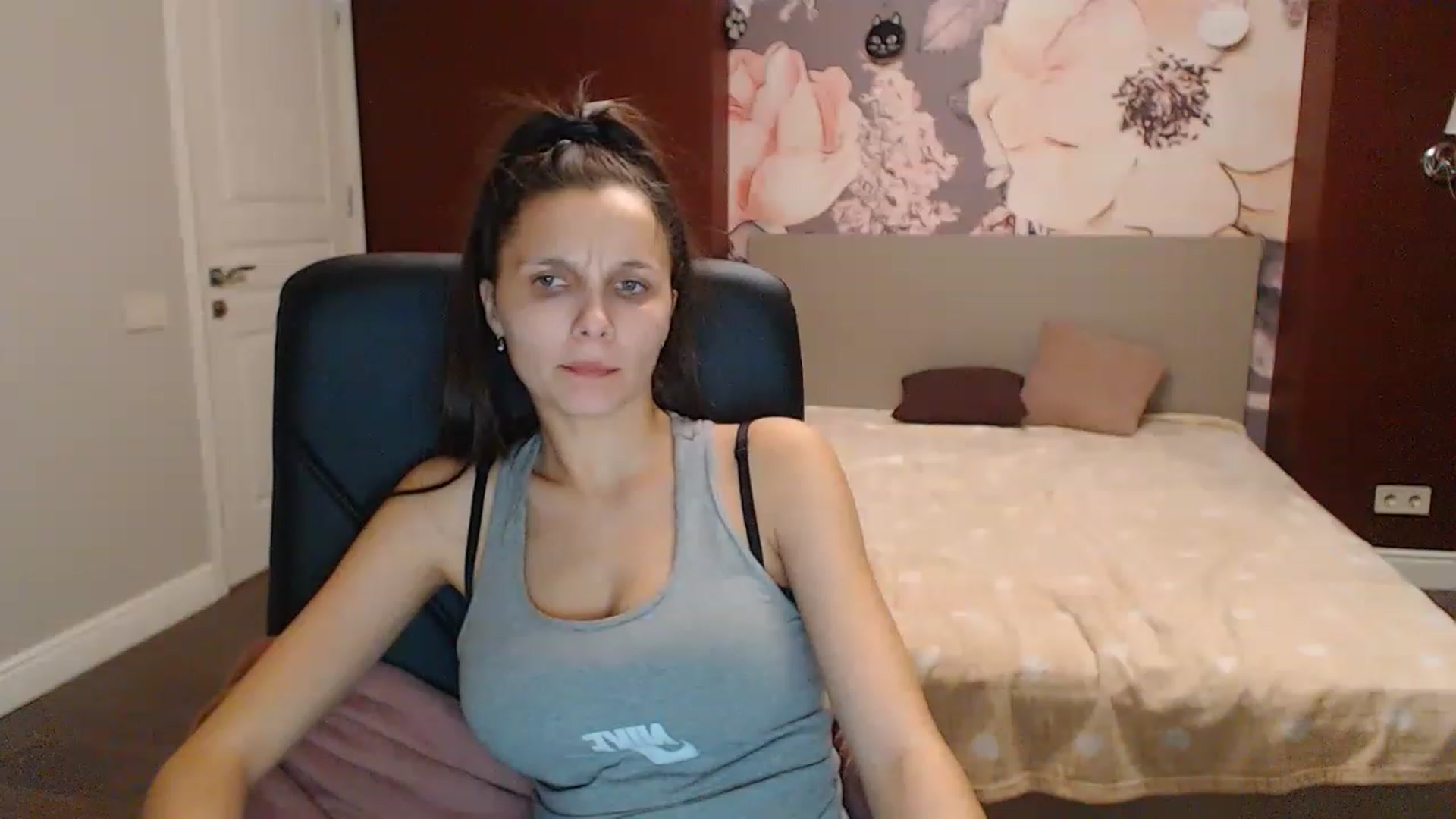 Gallery image thumbnail from Karina_Mils's myfreecams stream on, 12/21/2022, 15:10 image 15 of 20