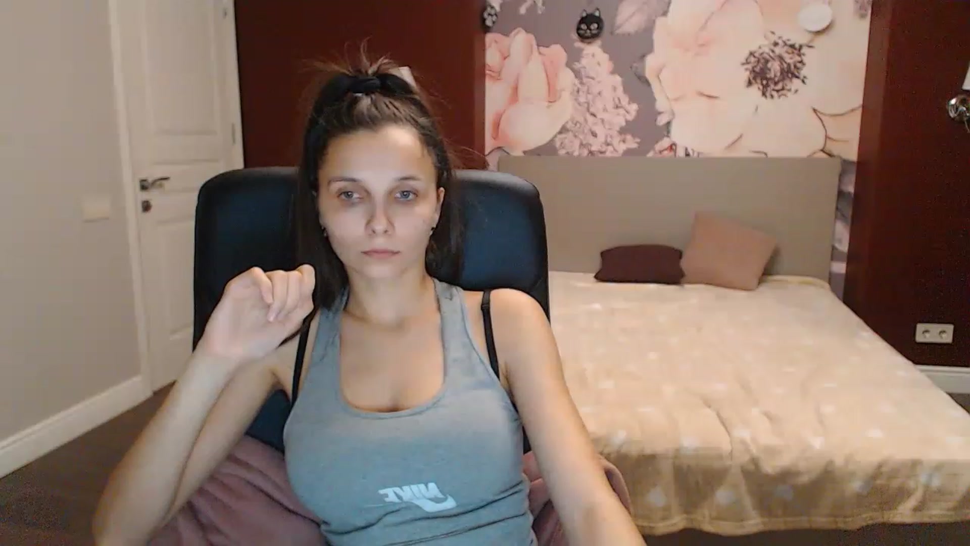 Gallery image thumbnail from Karina_Mils's myfreecams stream on, 12/21/2022, 15:10 image 19 of 20