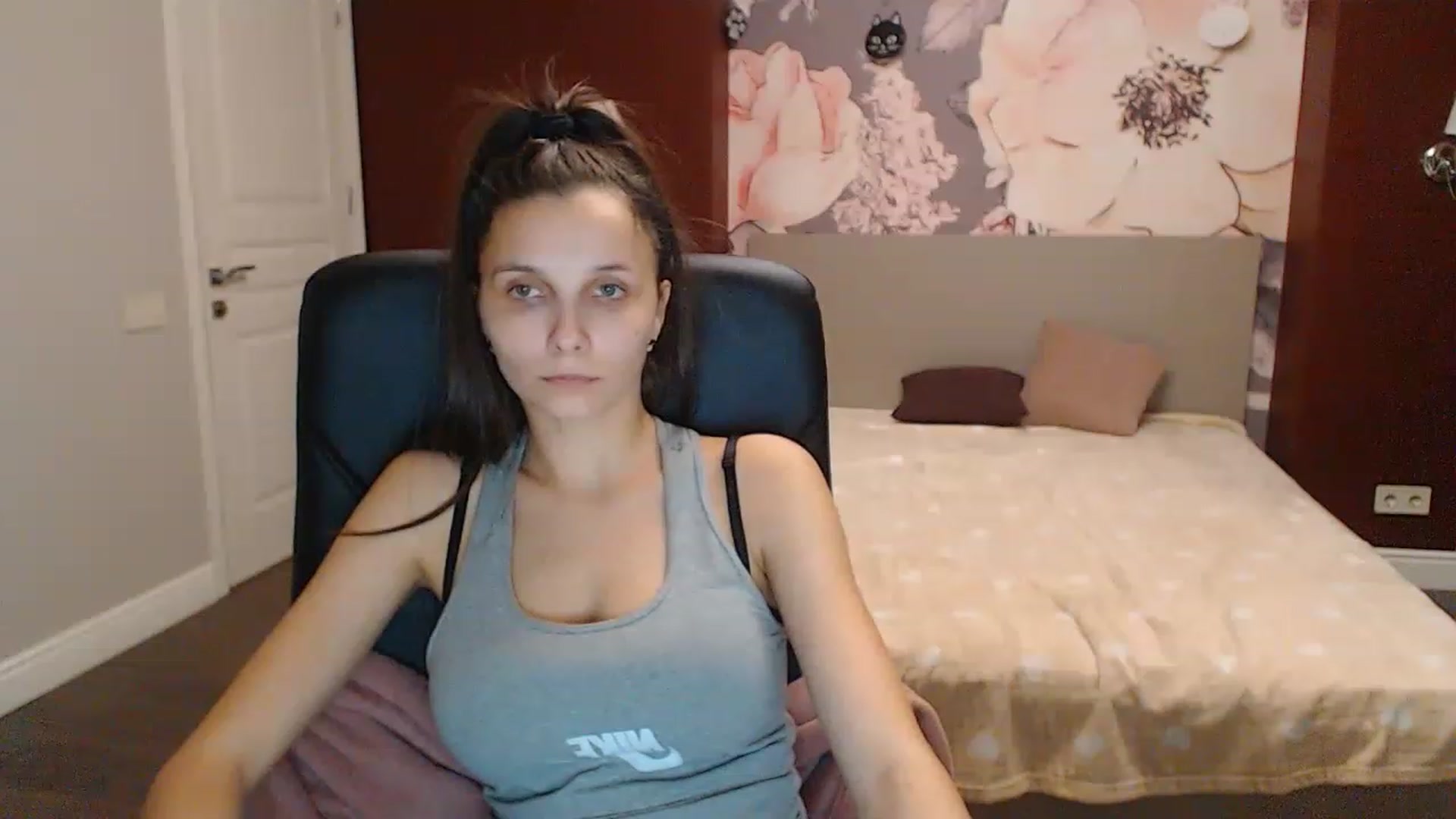 Gallery image thumbnail from Karina_Mils's myfreecams stream on, 12/21/2022, 15:10 image 18 of 20