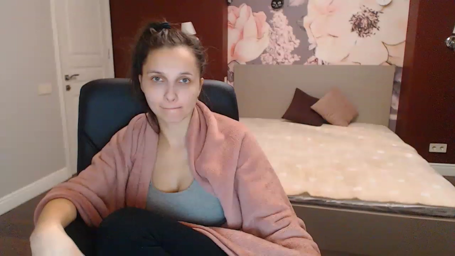 Gallery image thumbnail from Karina_Mils's myfreecams stream on, 12/22/2022, 10:00 image 2 of 20