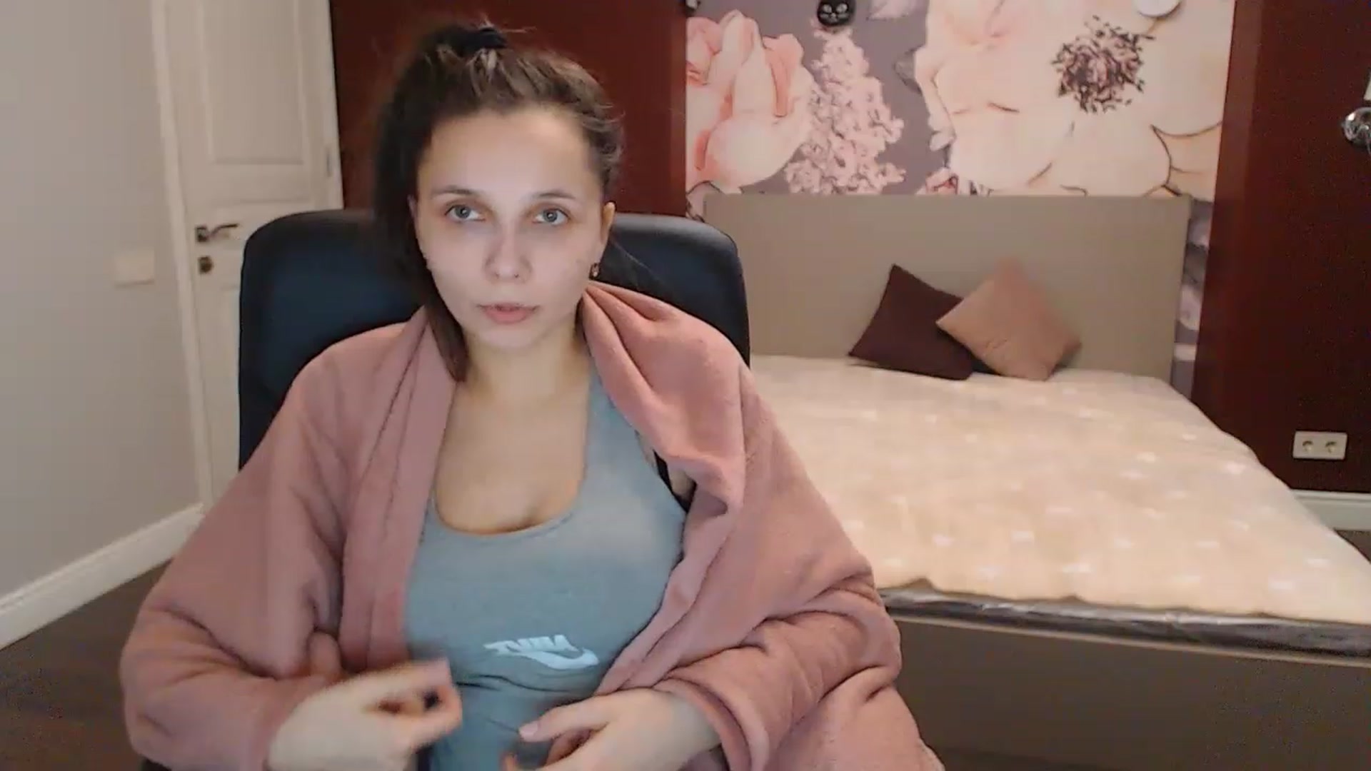 Gallery image thumbnail from Karina_Mils's myfreecams stream on, 12/22/2022, 10:00 image 9 of 20