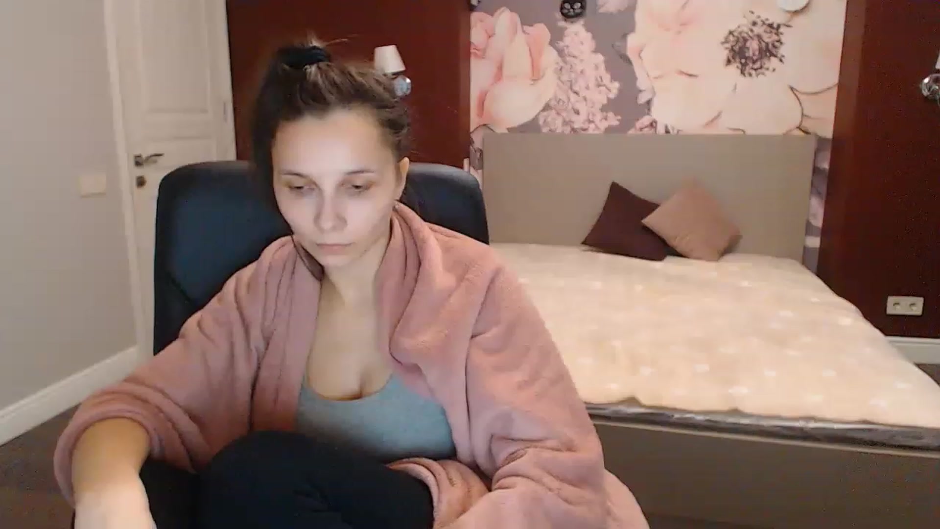 Gallery image thumbnail from Karina_Mils's myfreecams stream on, 12/22/2022, 10:00 image 1 of 20