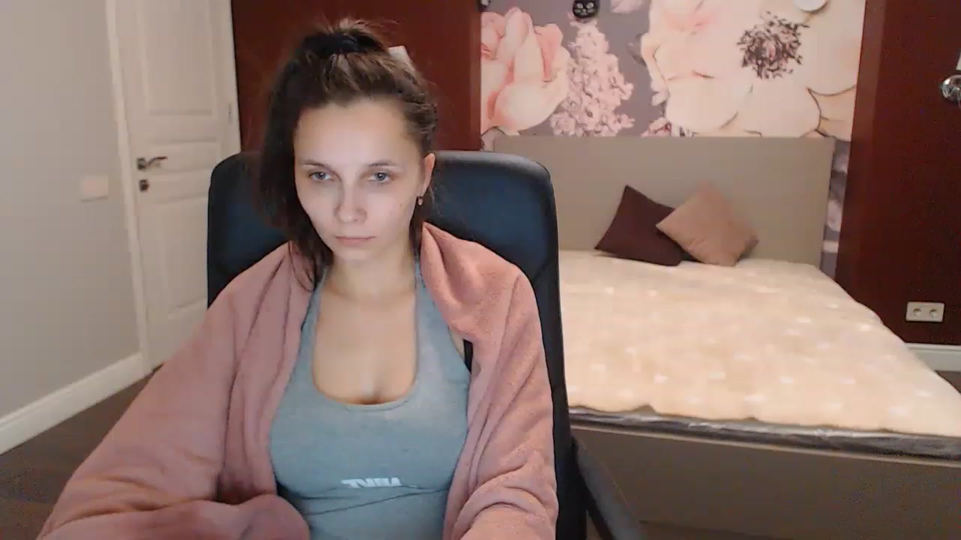 Gallery image thumbnail from Karina_Mils's myfreecams stream on, 12/22/2022, 10:00 image 15 of 20