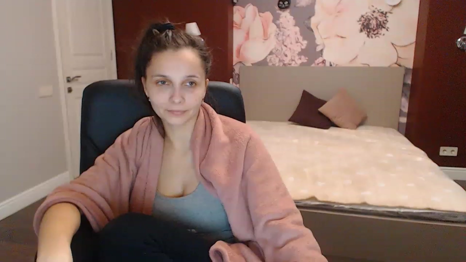Gallery image thumbnail from Karina_Mils's myfreecams stream on, 12/22/2022, 10:00 image 3 of 20