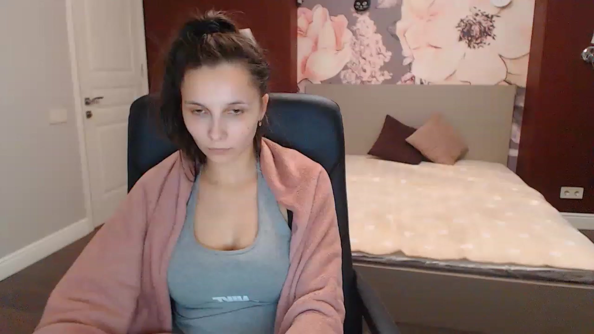 Gallery image thumbnail from Karina_Mils's myfreecams stream on, 12/22/2022, 10:00 image 16 of 20