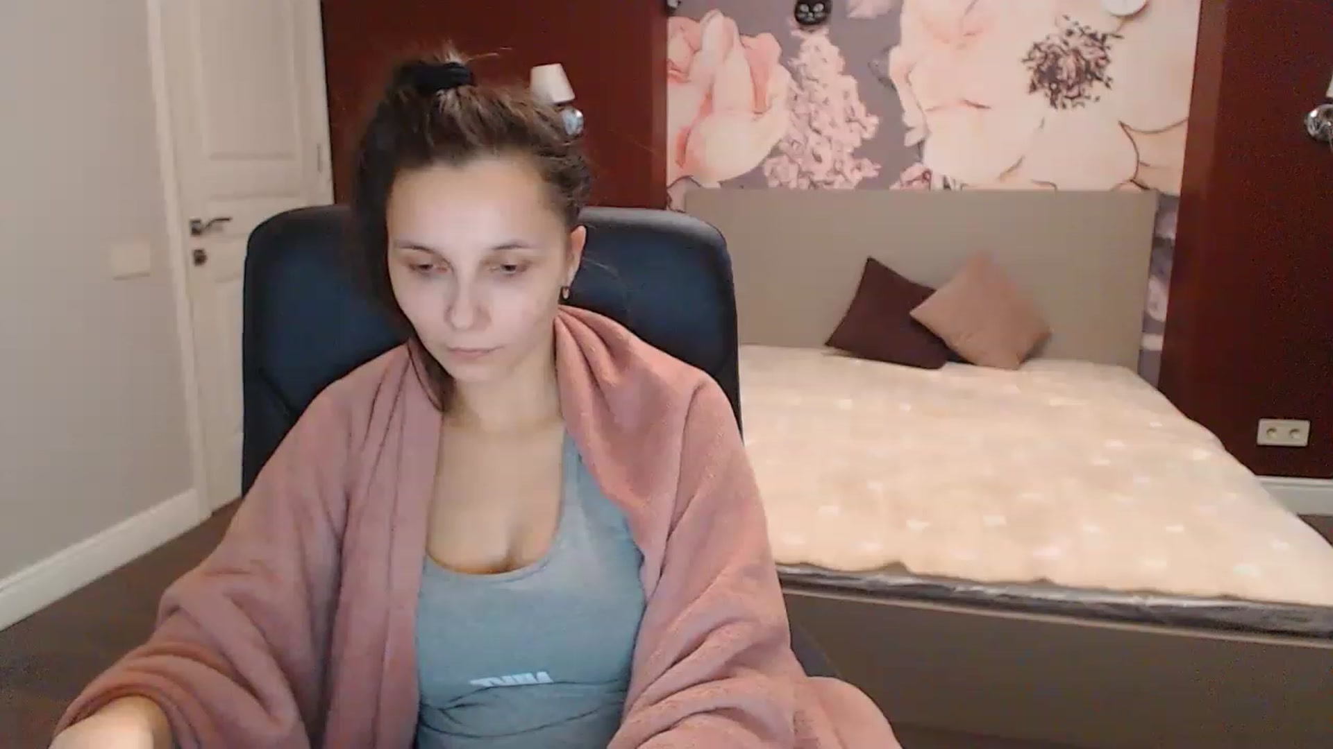 Gallery image thumbnail from Karina_Mils's myfreecams stream on, 12/22/2022, 10:00 image 12 of 20