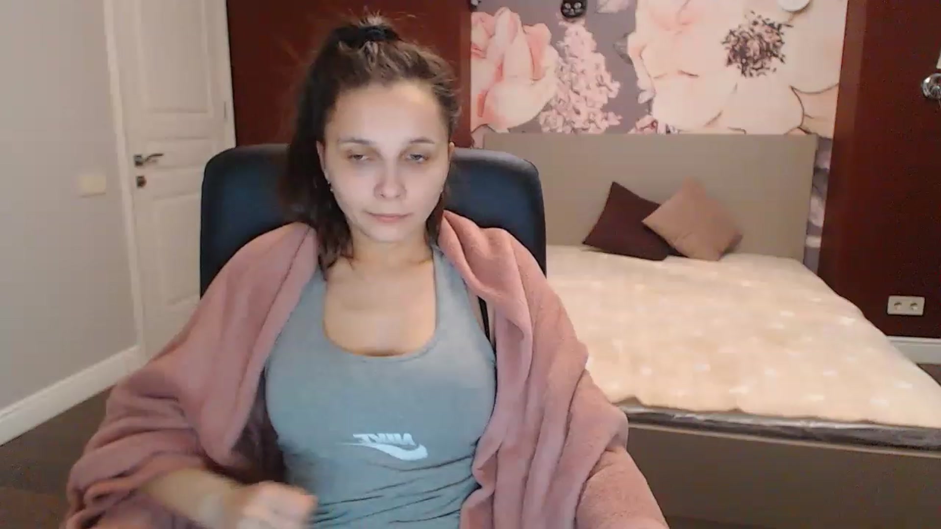 Gallery image thumbnail from Karina_Mils's myfreecams stream on, 12/22/2022, 10:00 image 20 of 20